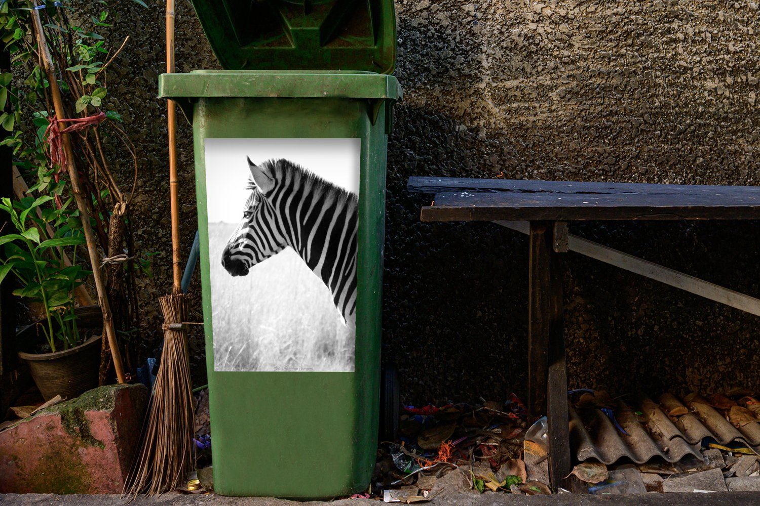 MuchoWow Wandsticker Zebra im St), Abfalbehälter Container, Mülleimer-aufkleber, Mülltonne, Gras hohen (1 Sticker