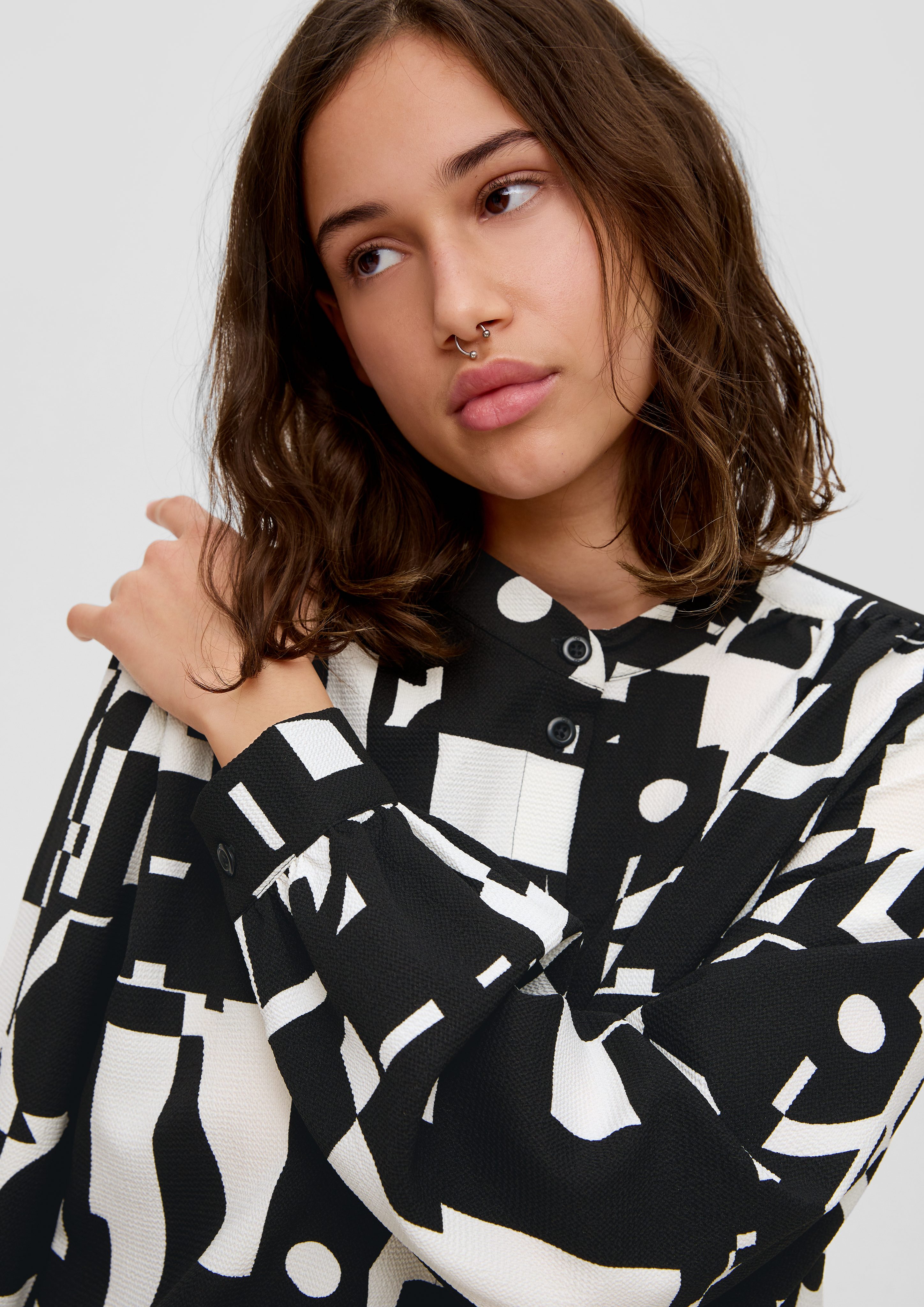 QS Langarmbluse Hochgeschlossene Bluse mit Allover-Print günstig online kaufen