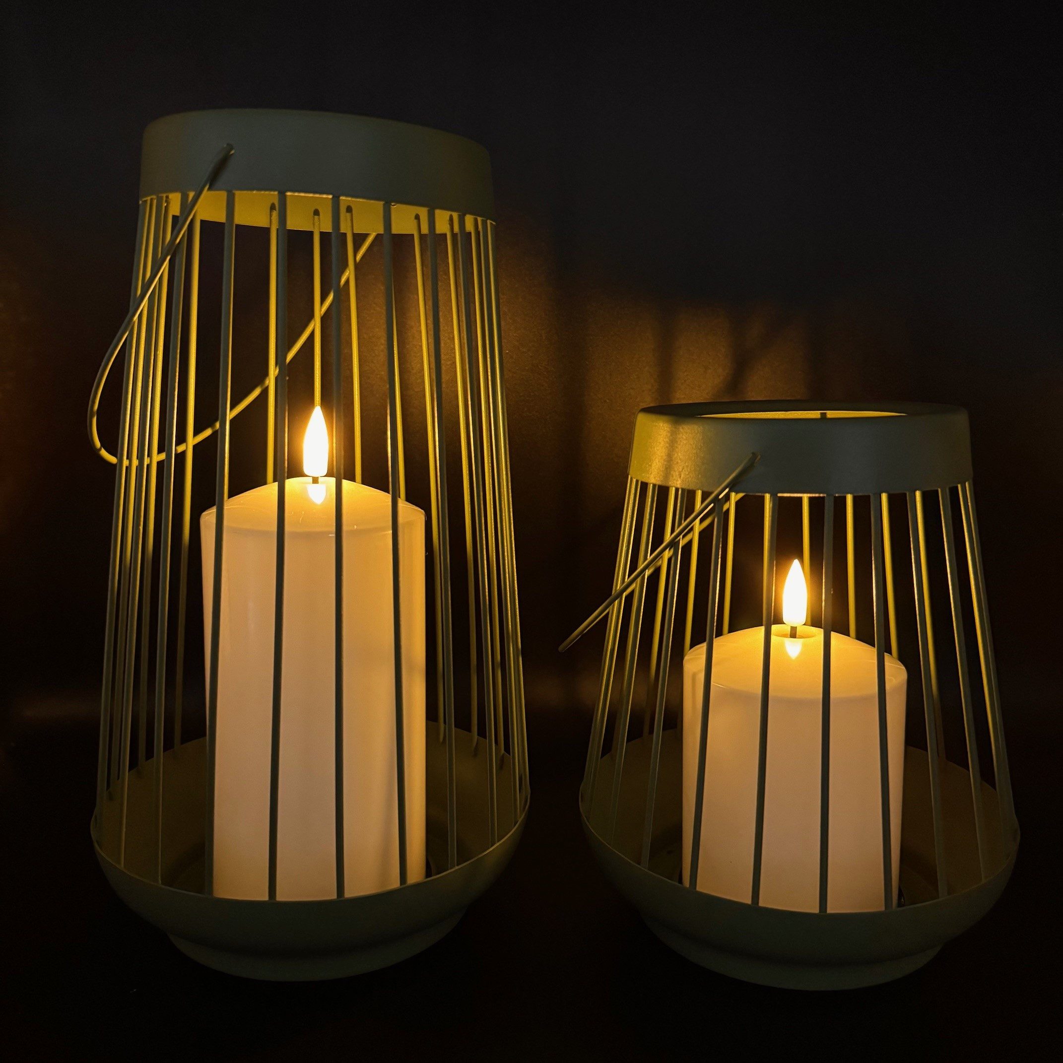 Online-Fuchs LED Laterne - 2 Фонари aus Metall im Set mit großer LED-Kerze - Outdoor Deko, für draußen geeignet - wetterfest, warmweiße LED-Flammen, 18 und 25 cm hoch