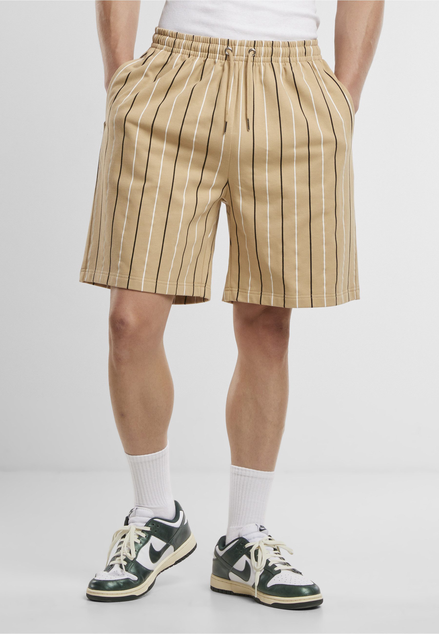 URBAN CLASSICS Sweatshorts Urban Classics Printed Pinstripe Shorts (1-tlg)
