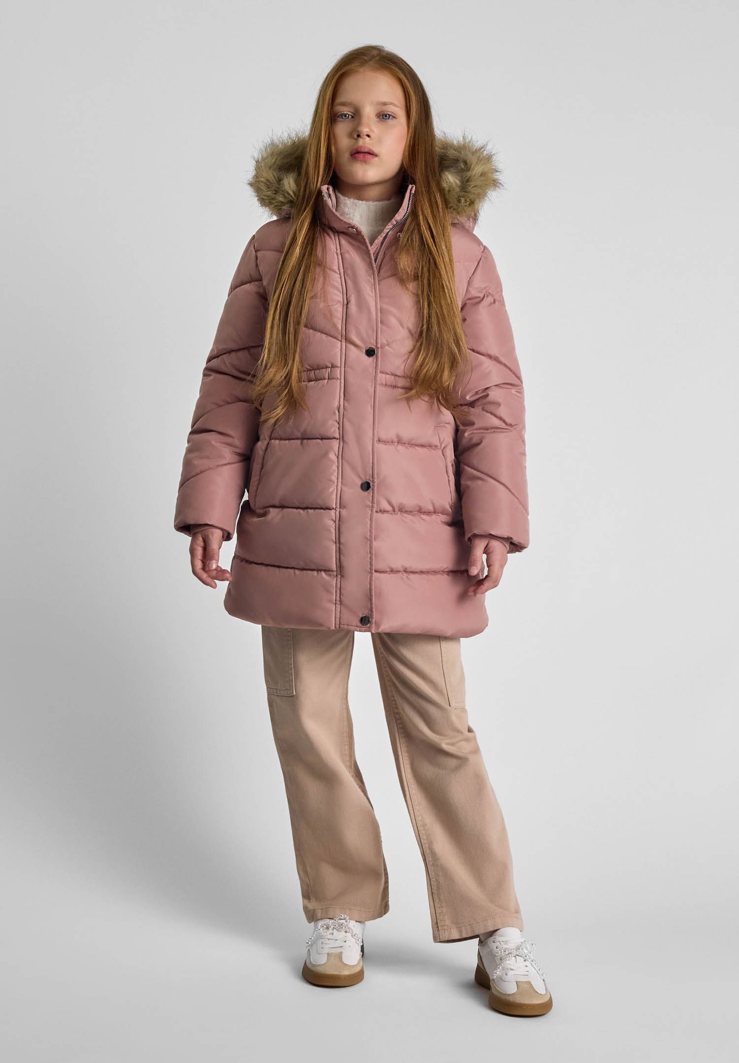 MINOTI Winterjacke Gesteppte Winterjacke mit Fleecefutter und Kapuze (2–14y) trendiger Aufnäher am Ärmel
