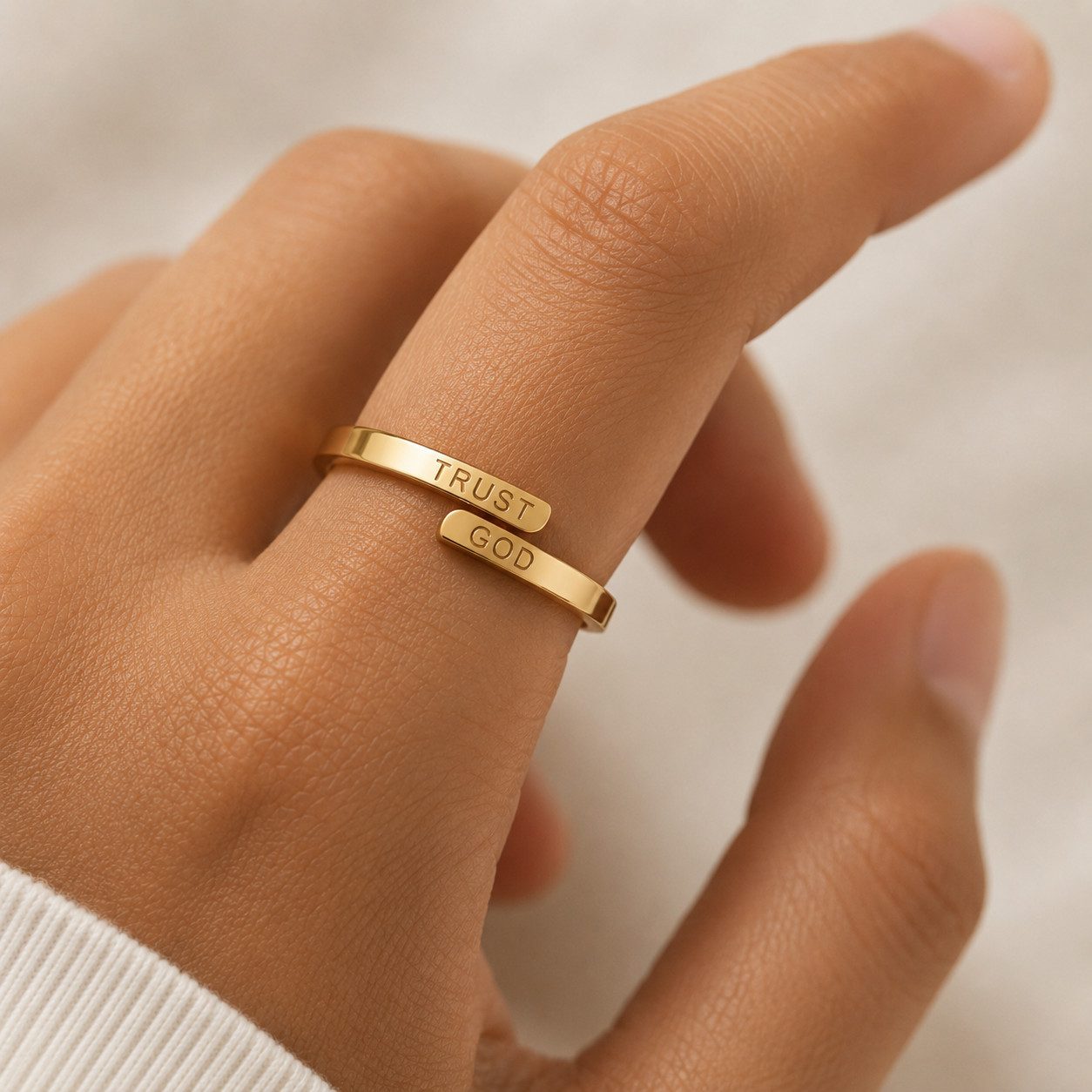 XCOAST Goldring Ring mit der Botschaft „TRUST GOD“ – ein Symbol für Glauben - Gold (Perfekte Geschenkidee, Edelstahl), Finger von 17mm bis 19mm Durchmesser (anpassbar)