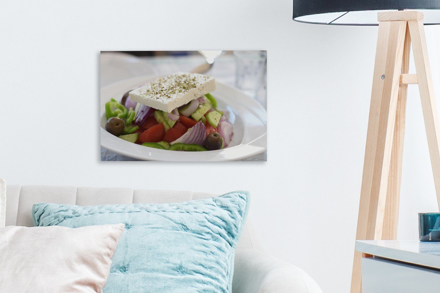 (1 griechischen einem Nahaufnahme Salats Wandbild St), auf eines OneMillionCanvasses® Leinwandbild Leinwandbilder, cm Wanddeko, Teller, weißen 30x20 Aufhängefertig,