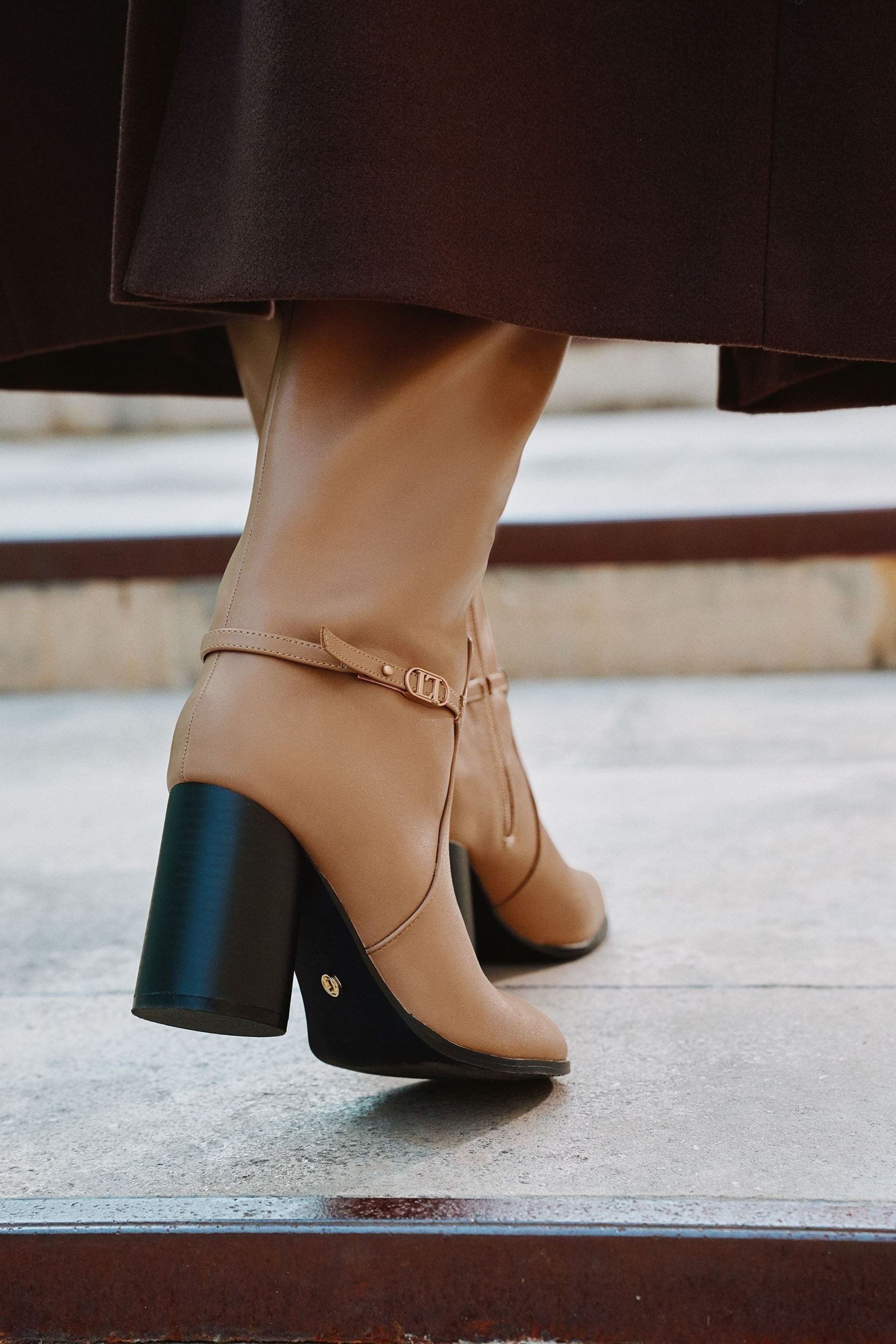 LIPSY Lipsy Kunstleder-Stiefel mit mittlerem Blockabsatz Stiefel (1-tlg) günstig online kaufen