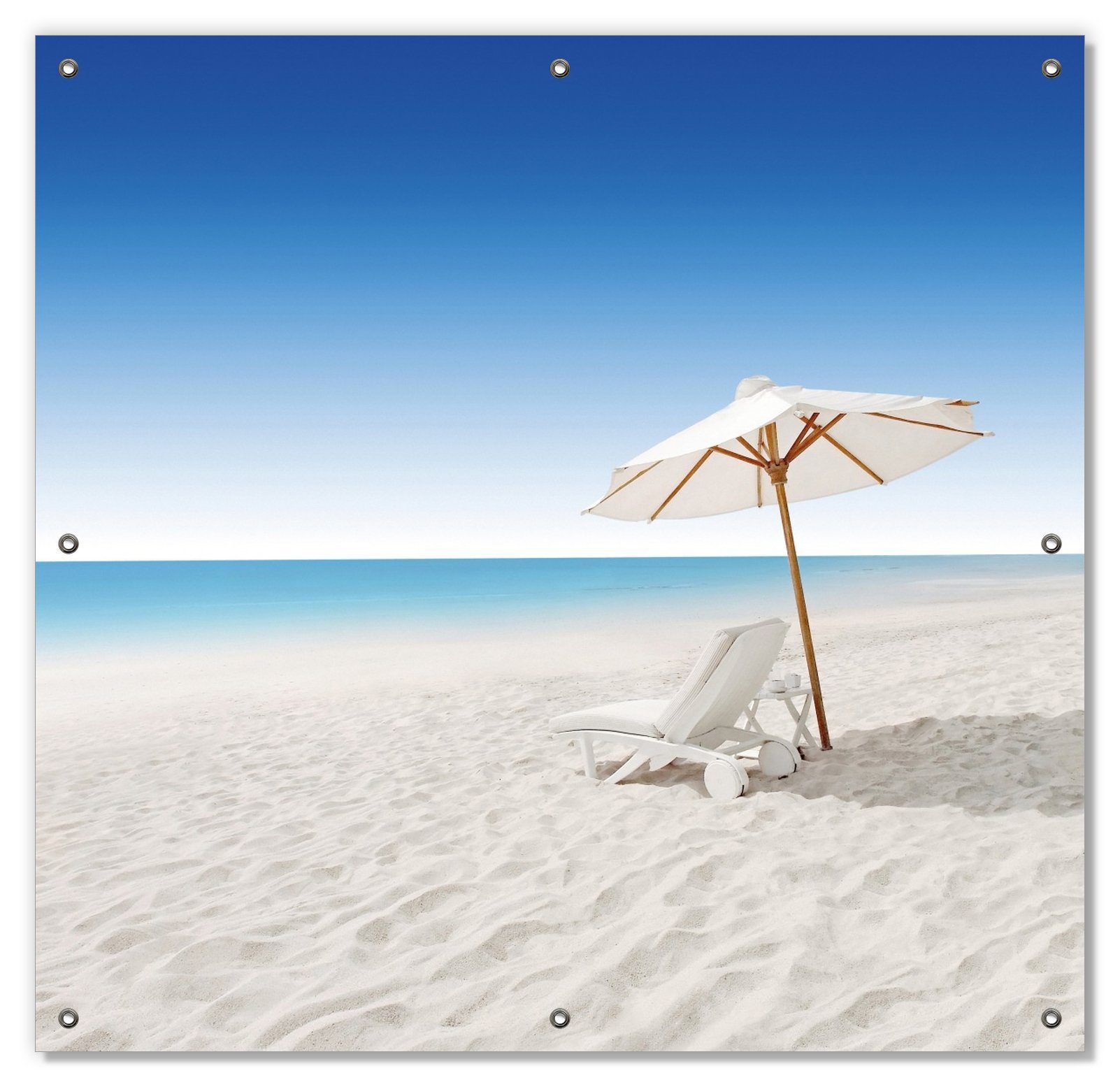 Sonnenschutz Sonnenliege am weißen Strand unter blauem Himmel, Wallario, blickdicht, mit Saugnäpfen, wiederablösbar und wiederverwendbar