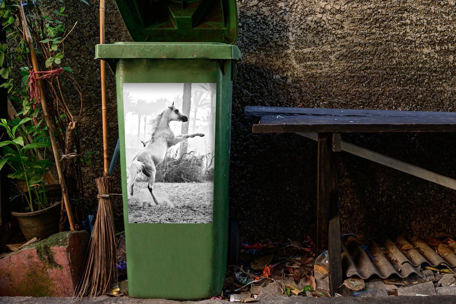 MuchoWow Wandsticker Tänzelndes schwarz Container, Mülleimer-aufkleber, (1 Abfalbehälter und Sticker, weiß Mülltonne, St), - Pferd