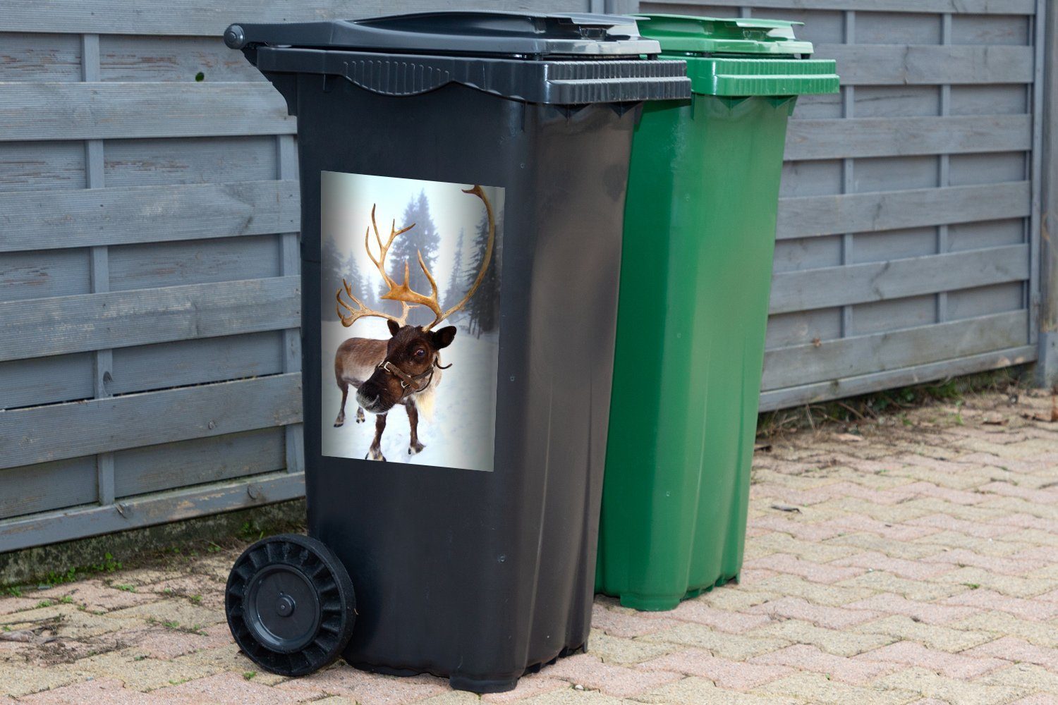 MuchoWow Wandsticker Ein Rentier im Abfalbehälter Container, Mülltonne, Mülleimer-aufkleber, Schnee Sticker, St), (1