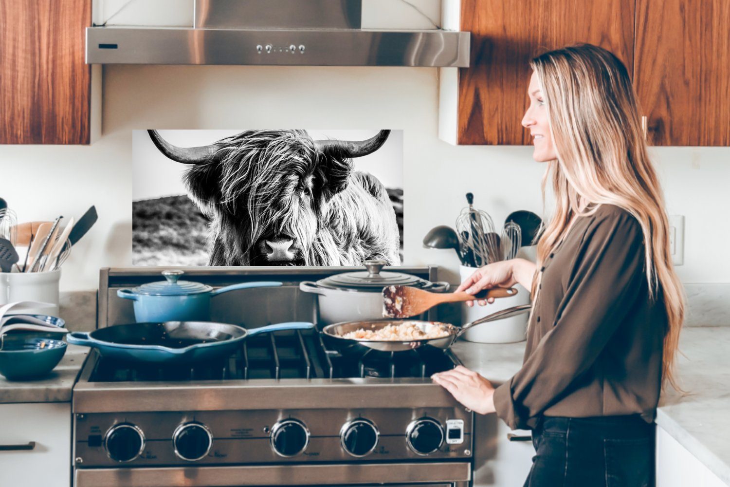 MuchoWow Küchenrückwand Kuh - und Schottischer - Hochländer Fett - Tier - Küchen Wandschutz, cm, Schwarz Weiß gegen -, für - Schmutzflecken (1-tlg), Natur 60x30