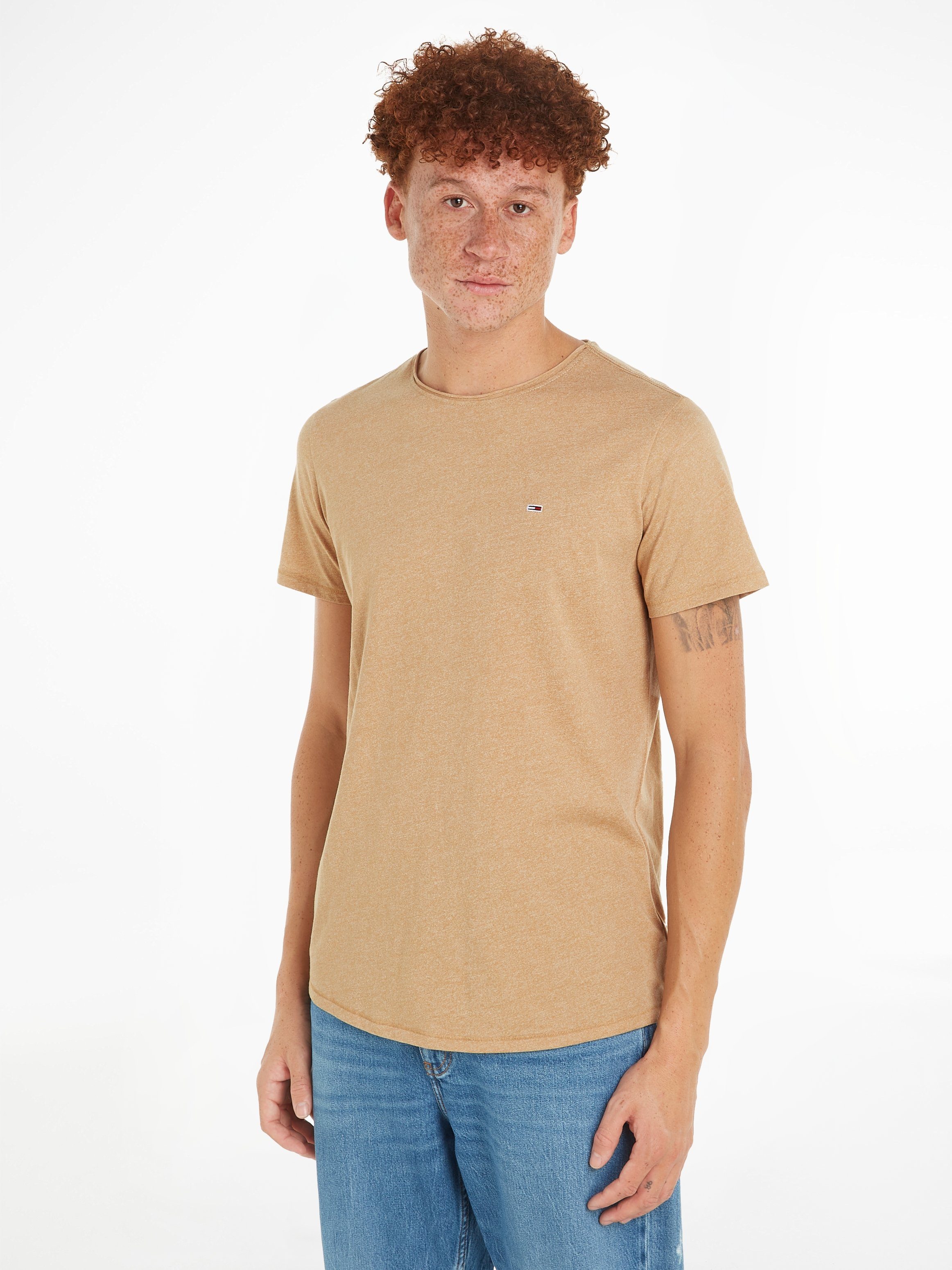 Tommy Jeans T-Shirt TJM SLIM JASPE C NECK mit Markenlabel tawny sand