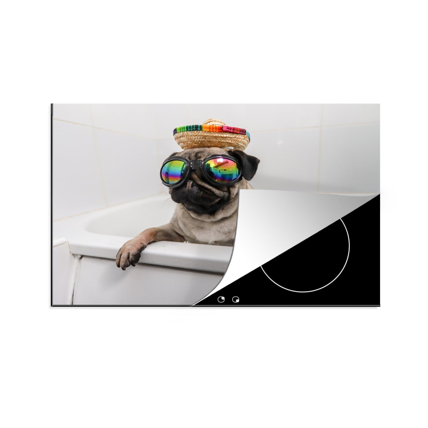 MuchoWow Herdblende-/Abdeckplatte Mops mit Sonnenbrille in der Badewanne, Vinyl, (1 tlg), 81x52 cm, Induktionskochfeld Schutz für die küche, Ceranfeldabdeckung