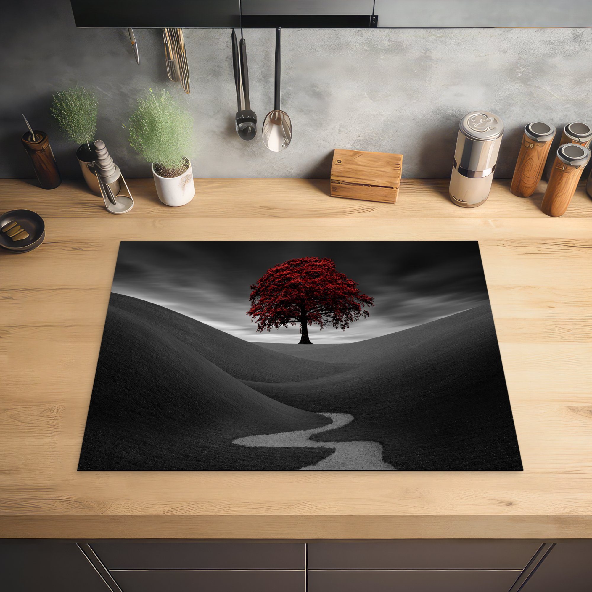 Baum, Schwarz-Weiß-Foto 71x52 mit Induktionskochfeld roten tlg), einem (1 für die MuchoWow cm, küche, Ceranfeldabdeckung Herdblende-/Abdeckplatte Vinyl, Schutz
