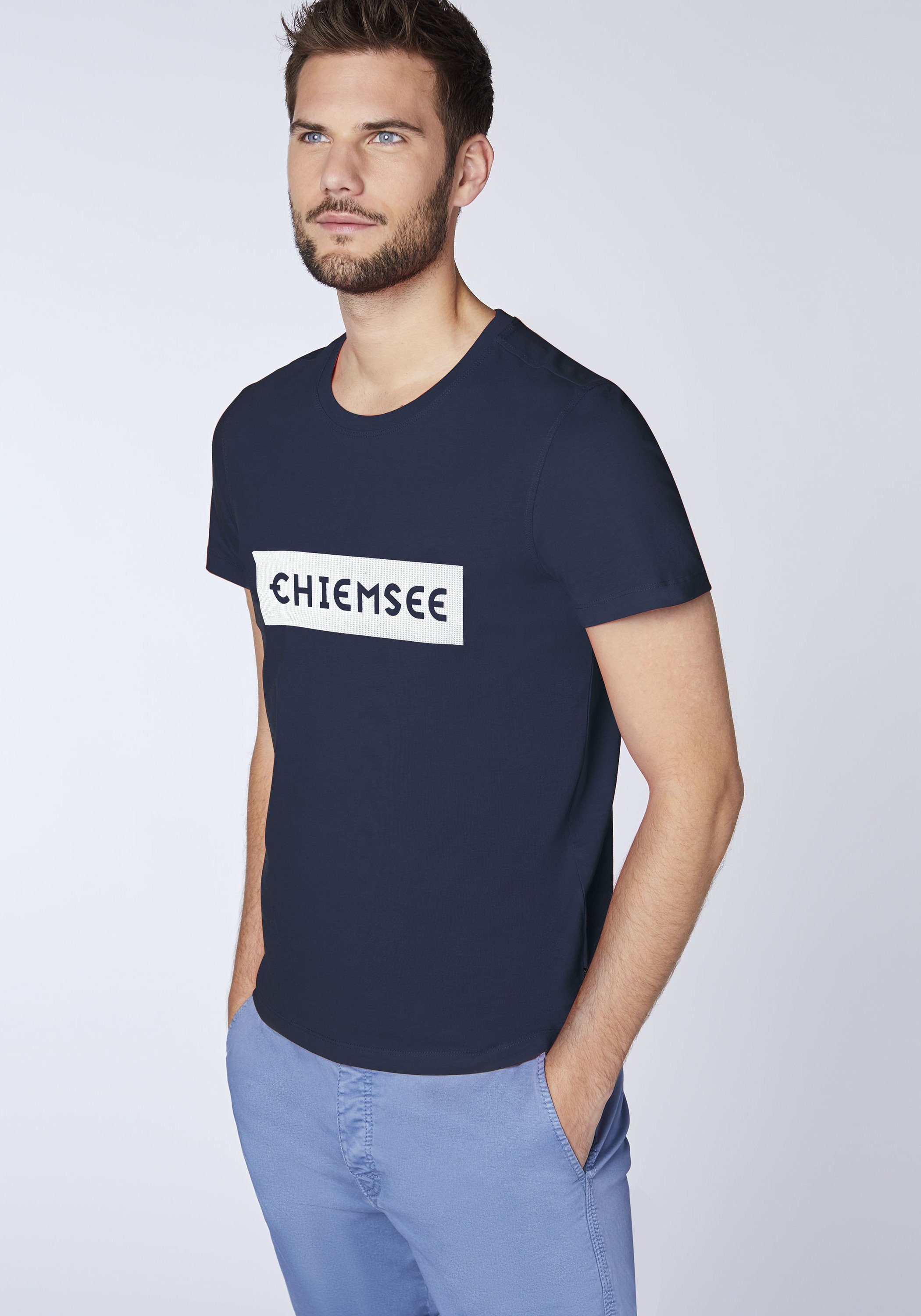 Chiemsee Print-Shirt T-Shirt Dk 1 plakativem Dif mit Markenschriftzug Blue/Wht
