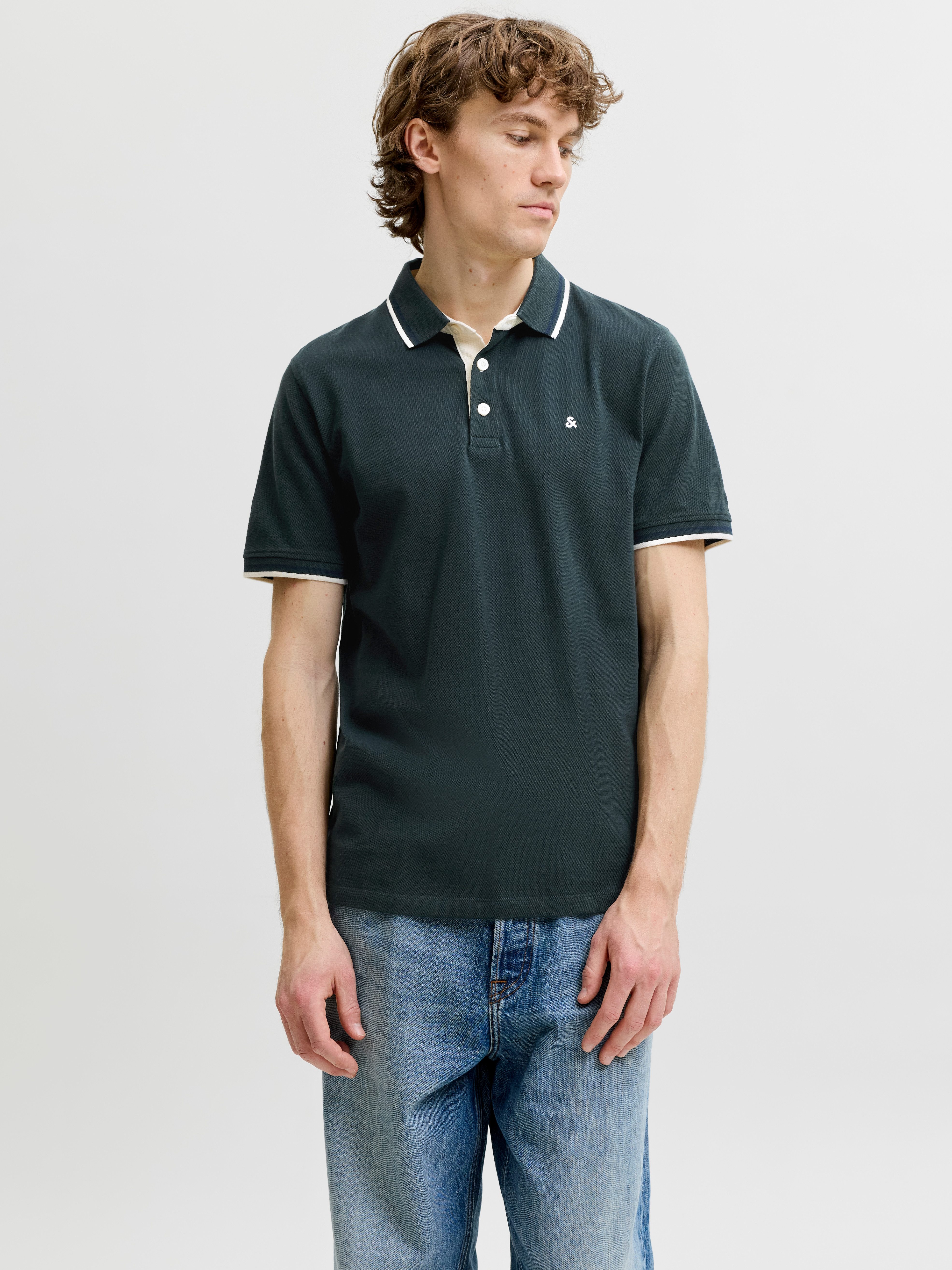 Jack & Jones Poloshirt JJEPAULOS Poloshirt mit klassischem Kragen und figurbetonter Form Logostickerei, modisch, schmal, Baumwolle, Polokragen