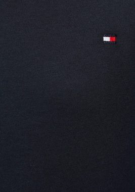 Tommy Hilfiger T-Shirt HERITAGE V-NK TEE mit Tommy Hilfiger Logo-Flag auf der Brust
