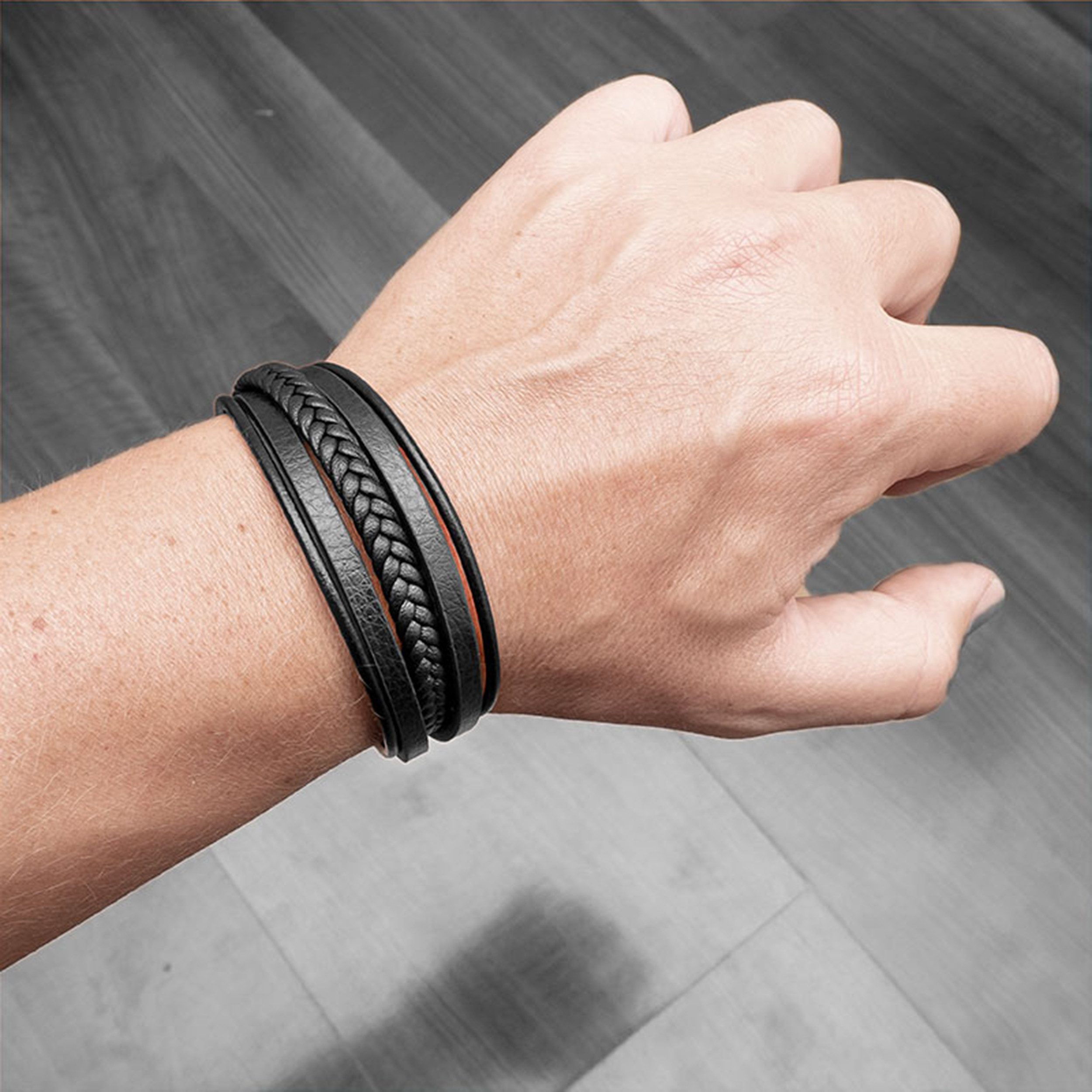 UNIQAL.de Lederarmband VORTEX EDITION – Echtleder, Edelstahl & sicherer Magnetverschluss (Maskuline Linienführung, glänzende Details und anpassbare Größe für jedes Handgelenk), handgefertigt in Deutschland