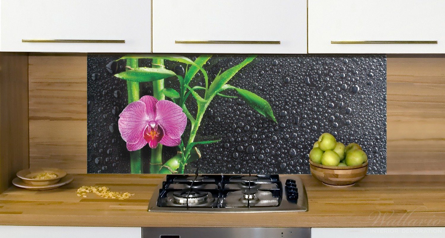 Glas (1-tlg) pinke Regentropfen, Wallario auf Küchenrückwand Orchidee schwarzem mit und Bambus