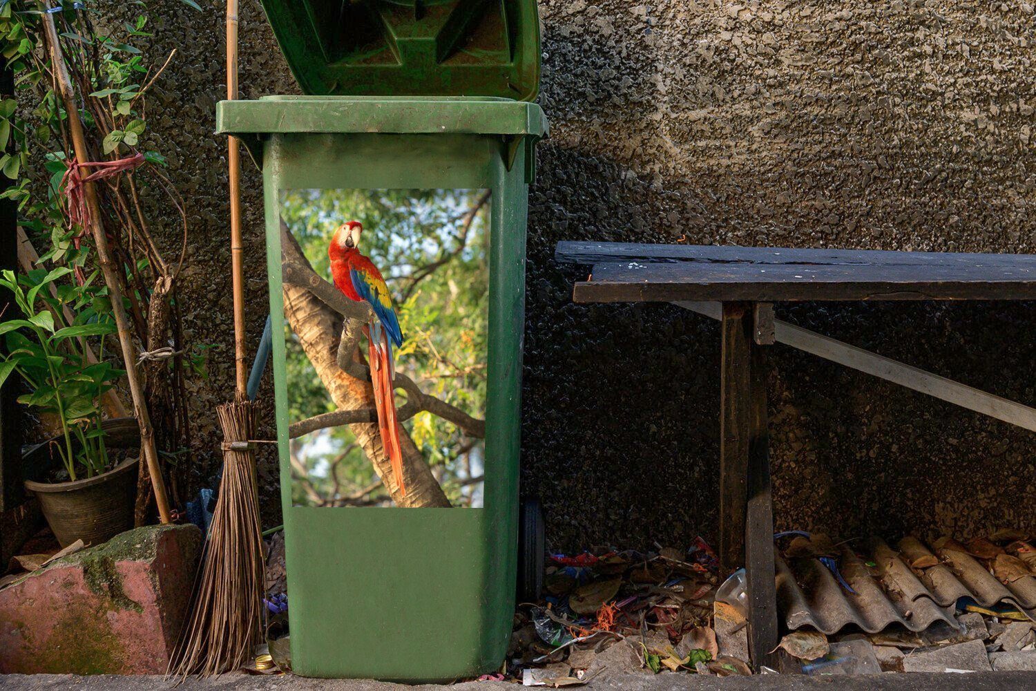 Mülleimer-aufkleber, St), Wandsticker einem auf Baum Abfalbehälter sitzt (1 Mülltonne, Container, Sticker, MuchoWow Ara