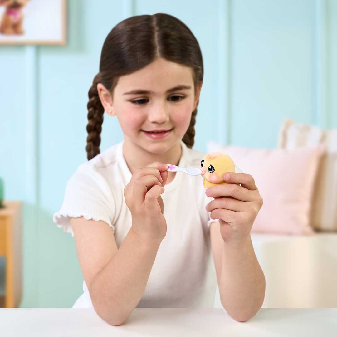 Moose Spielwelt Little Live Pets: Ouchies S2 Mini: Chirpy (Chick), Mit über 50 Geräuschen und Reaktionen – Bild 3 von 5