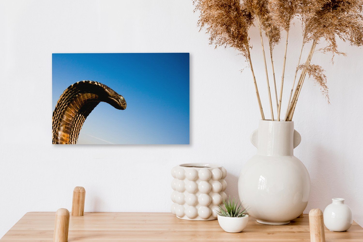 OneMillionCanvasses® Leinwandbild Cobra-Schlange mit 30x20 Leinwandbilder, (1 St), cm blauem Himmel, Wanddeko, Wandbild Aufhängefertig