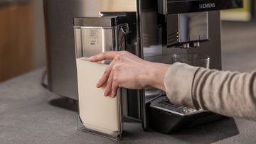 SIEMENS Milchbehälter TZ90009, Zubehör für alle Kaffeevollautomaten der EQ.9 Reihe, praktisch zu verstauen