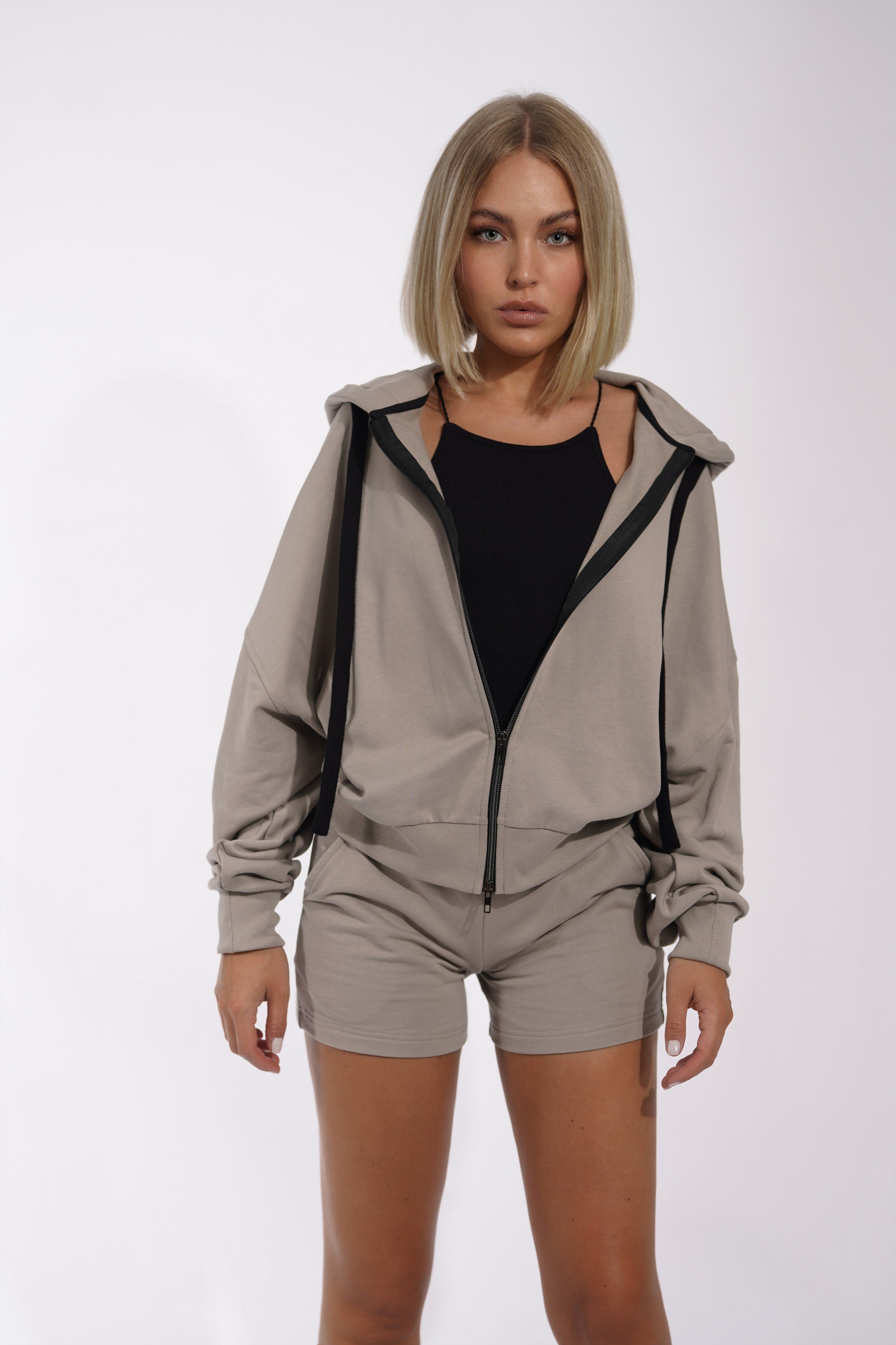 ILAY Lit Kapuzensweatjacke Zoodie Short Zip Jacket- Bold Urban- Taupe Labelband an der Kapuze