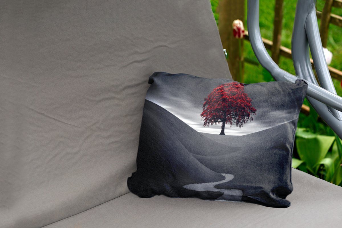 einem MuchoWow Outdoor-Dekorationskissen, Kissenhülle roten Dekokissen Schwarz-Weiß-Foto Baum, mit Polyester, Dekokissenbezug,
