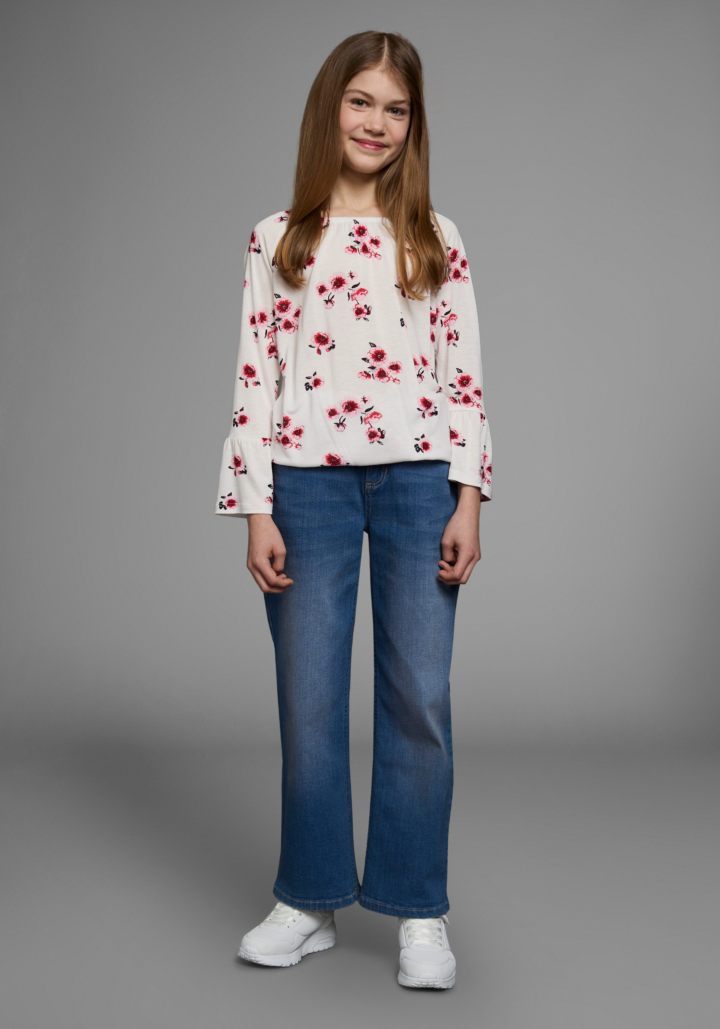 KIDSWORLD Carmenshirt Viskose-Shirt weite Passform, mit Blumenmuster und Aufdruck, Carmenausschnitt – Bild 4 von 5