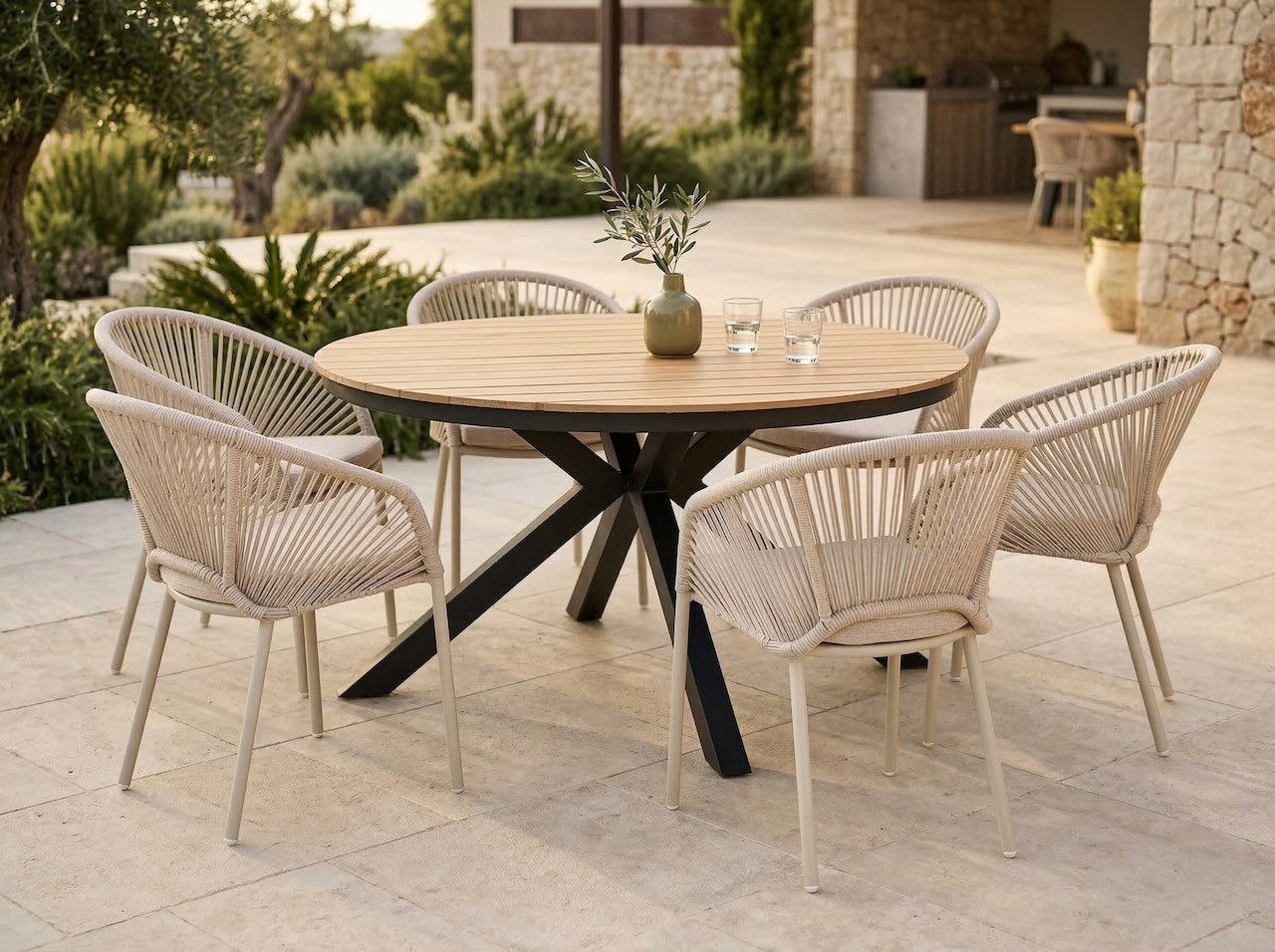 Lesli Living Garten-Essgruppe "Arrezo" Rund Ø120cm + 6 oder 4 Geflecht-Stühlen, Teakholz, Aluminium, (5-tlg), Sitzkissen, Geflochten, Scandi / Skandi - Boho, Gartenmöbel-Set, Rope