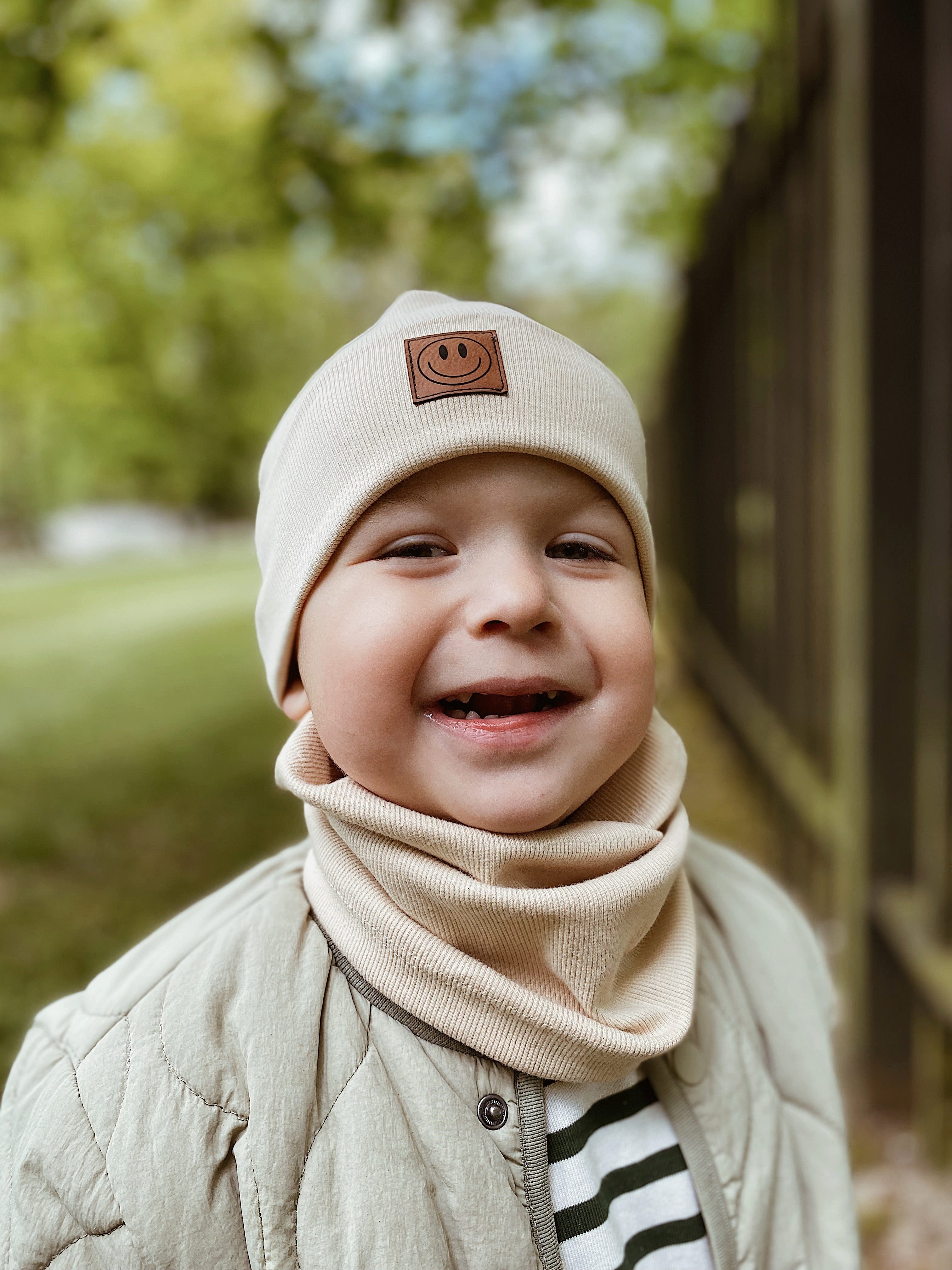 Blätterschming Beanie Mütze Gerippt mit Loop Schal – Motiv Smile Babymütze Gerippte Beanie mit Loop Schal und Smile-Patch – Bild 5 von 5