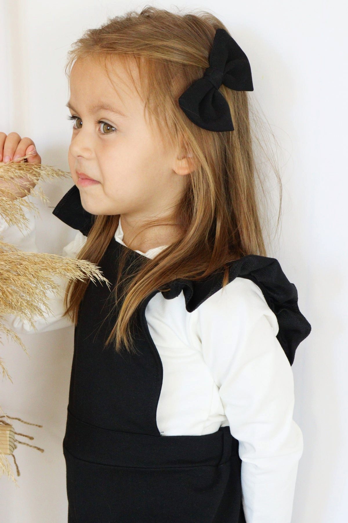 Parla Kids Overall Jumpsuit in Schwarz mit Volantschultern und Haarspange