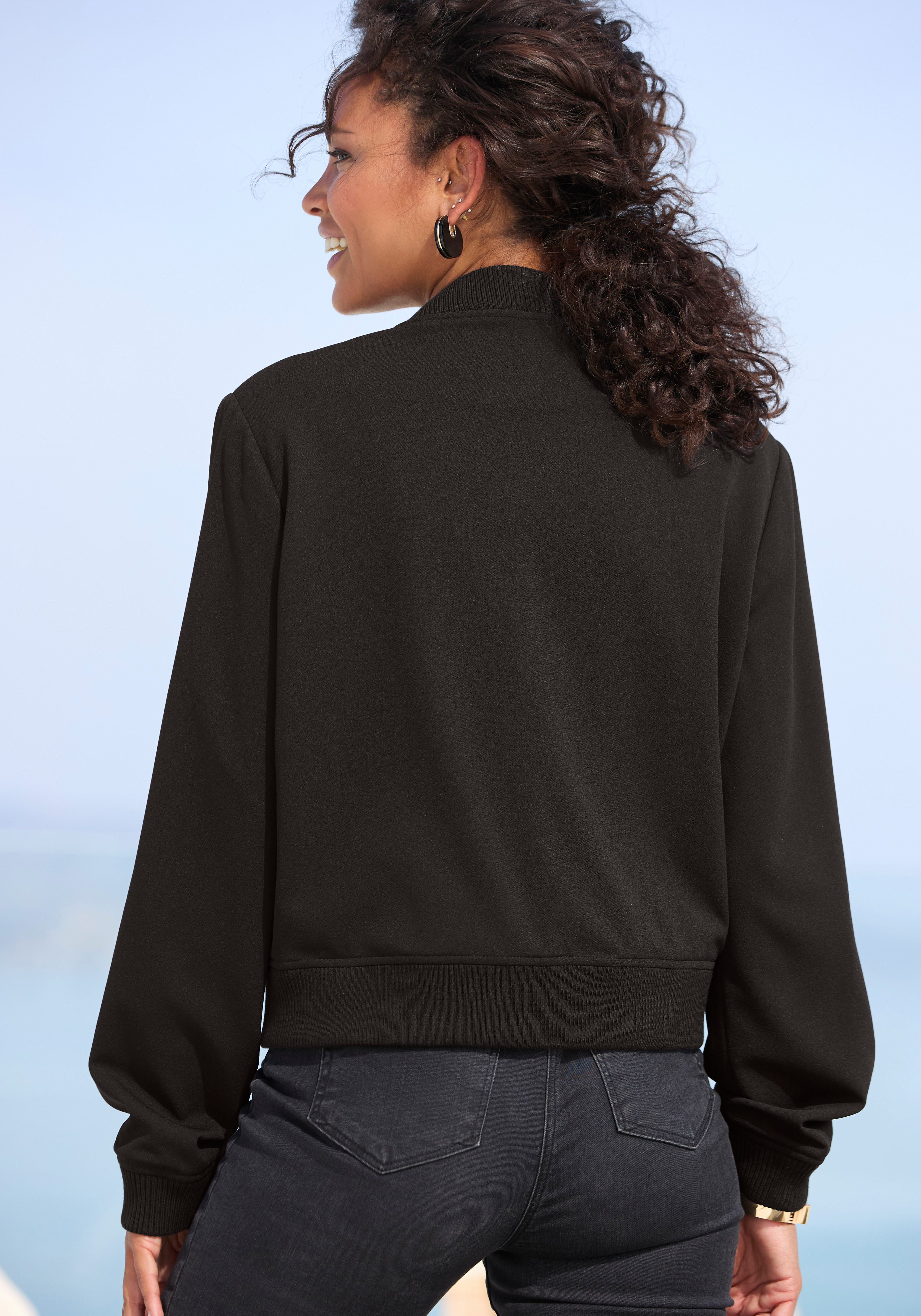 LASCANA Bomberjacke mit Druckknöpfen und Rippstrickbündchen leichte Kurzjacke, lässige Übergangsjacke, sportlich-chic – Bild 3 von 5