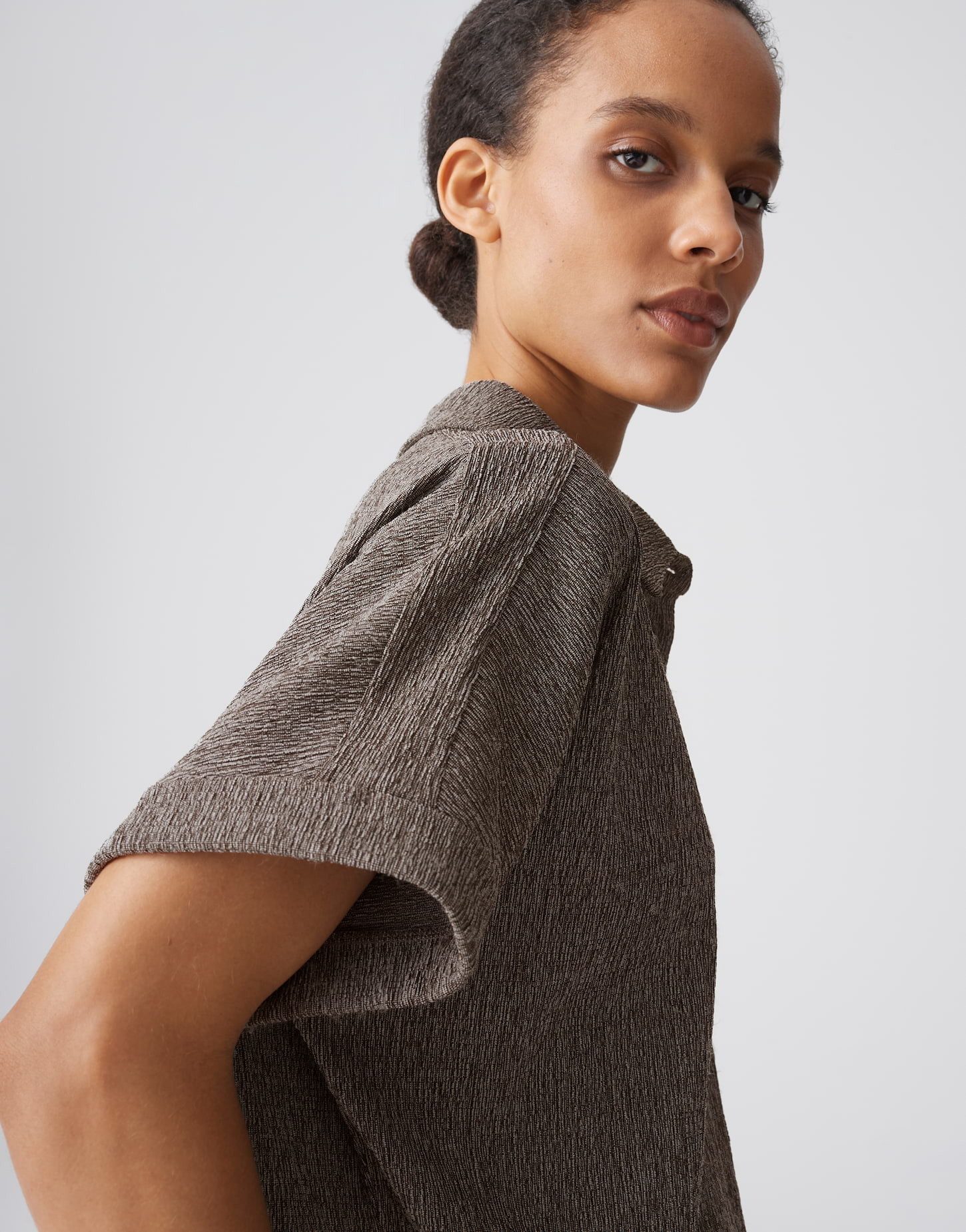 OPUS Kurzarmshirt Soasi aus fester Webware mit Mélange Effekt Die Brusttasche verleiht dem Look lässigen Utility Charakter – Bild 5 von 5