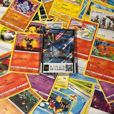 KingsofCards Sammelkarte Pokemon Kartenpaket mit 50 Karten und einer V Karte Englisch