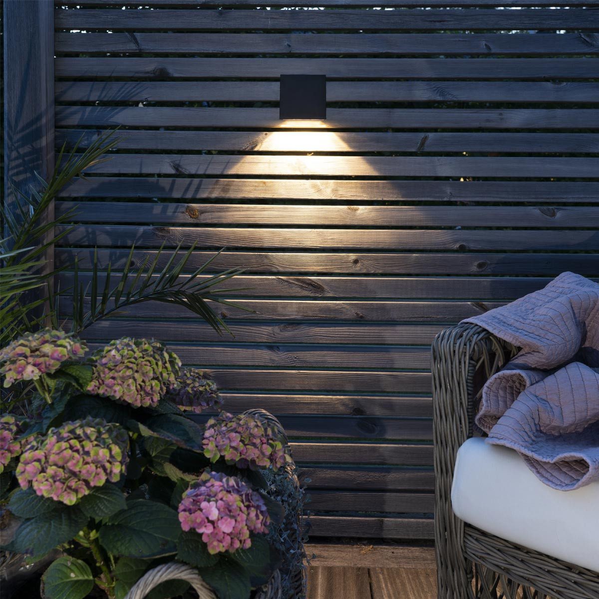 STAR TRADING LED Solarleuchte Solar Wandleuchte WALLY-CUBE 20lm warmweiß, warmweiß