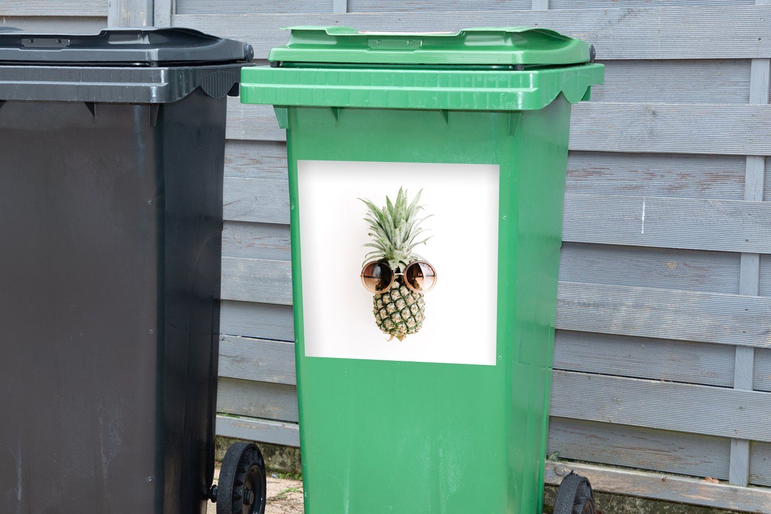 Mülltonne, Ananas MuchoWow Tropisch Sticker, Mülleimer-aufkleber, (1 St), Container, - Abfalbehälter Sonnenbrille Wandsticker -