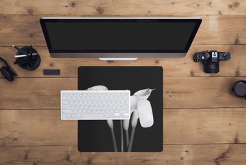 MuchoWow Gaming Mauspad Eine Nahaufnahme von Calla-Lilien-Blüten auf schwarzem Hintergrund (1-St), Mousepad mit Rutschfester Unterseite, Gaming, 40x40 cm, XXL, Großes