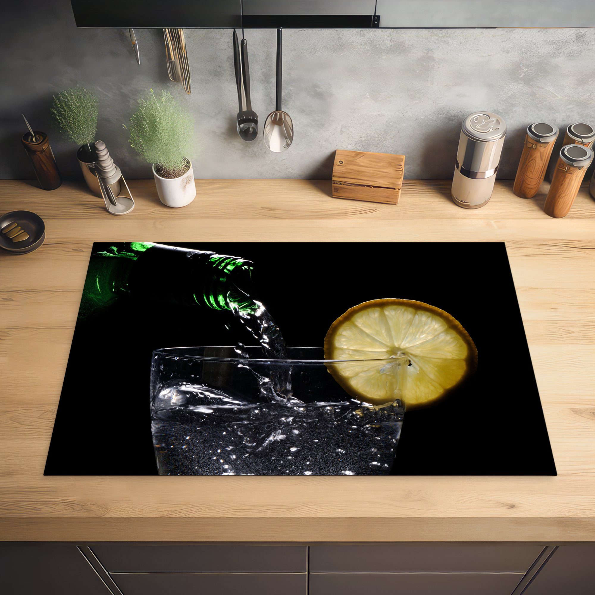 MuchoWow Herdblende-/Abdeckplatte Ein Cocktail wird Schutz auf die küche, einem ausgeschenkt, 81x52 für cm, tlg), Vinyl, Induktionskochfeld Hintergrund schwarzen (1 Ceranfeldabdeckung