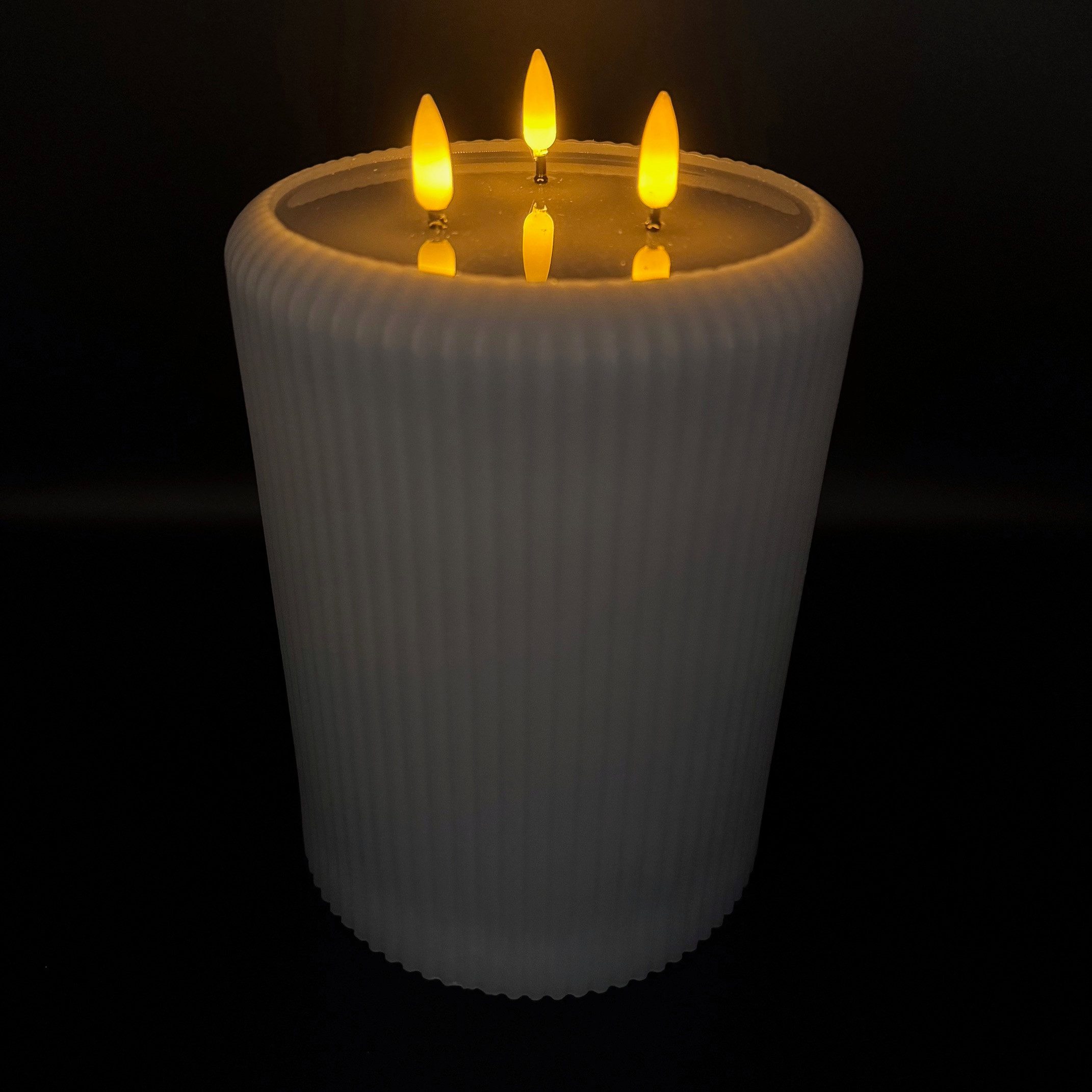 Online-Fuchs LED-Kerze - moderne LED Bodenkerze mit 3 spiegelnden Flammen und Timer (aus Echtwachs gefertigt, in Grün, Grau, Blau und Pflaume), im modernen Rillendesign gehalten