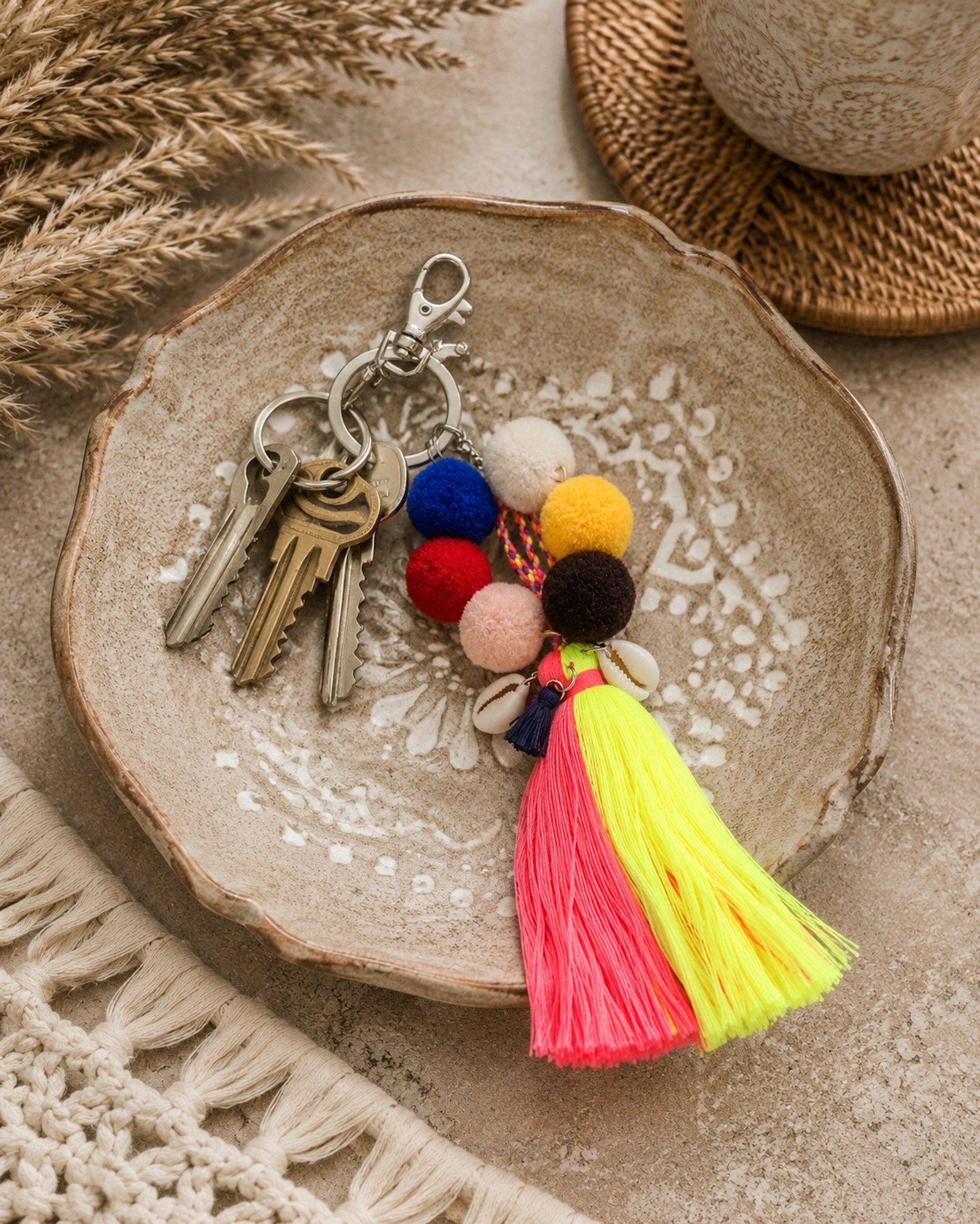 Ella Jonte Taschenanhänger & Schlüsselanhänger mit bunten Quasten & Muscheln im Boho Ibiza Style