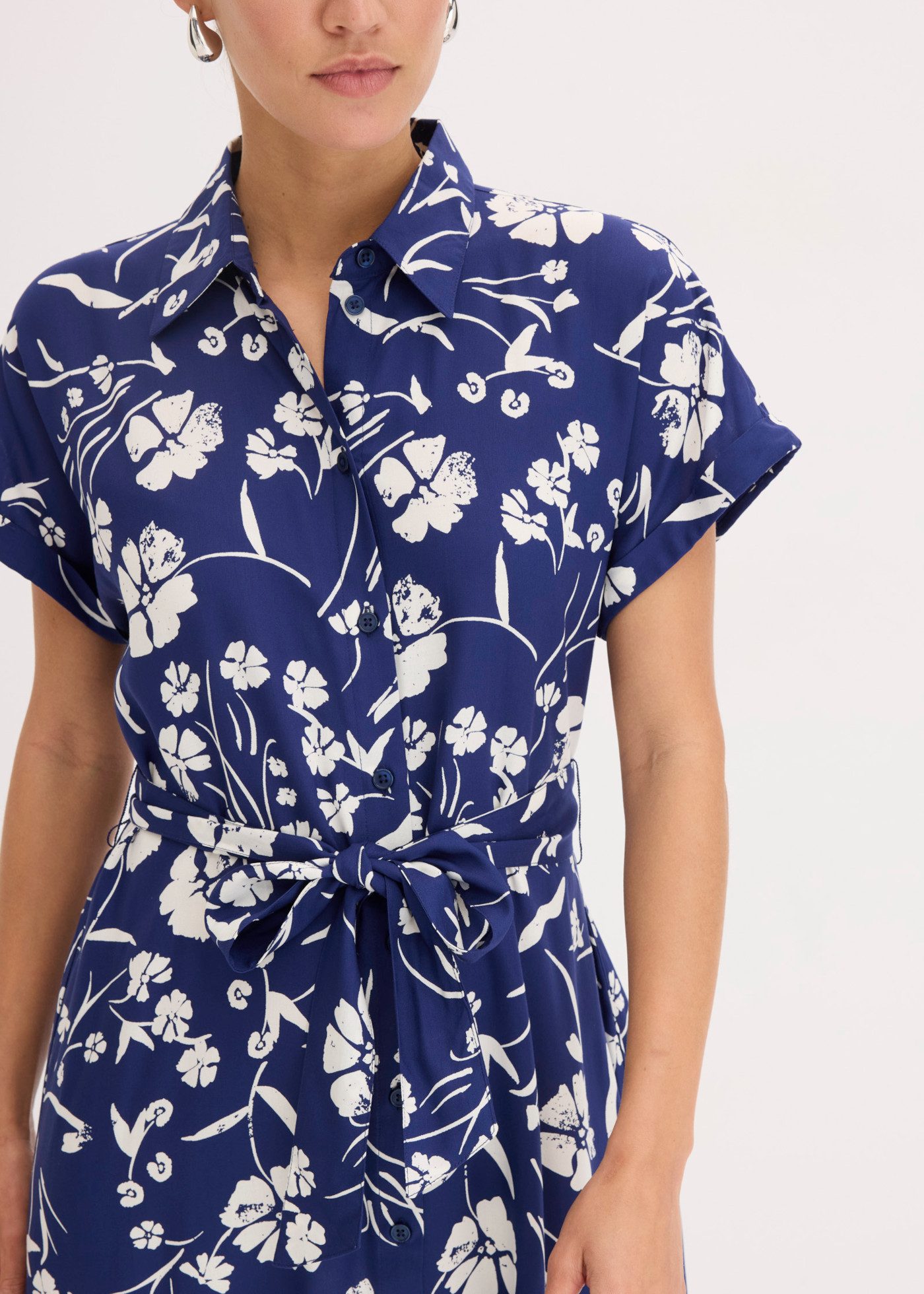 bonprix Blusenkleid feminin geschnitten, mit Hemdblusenkragen, Kurzarm, mit Bindeband – Bild 5 von 5