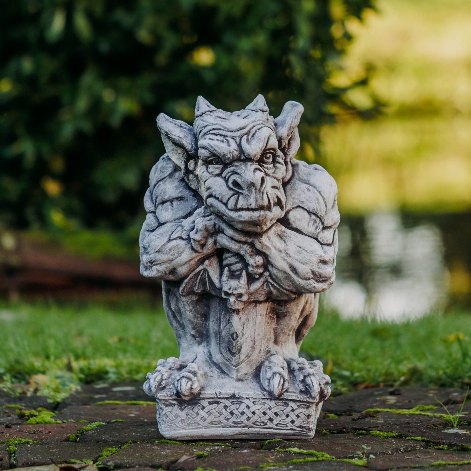 Gartenfigur Gargoyle mit Schwert, H. 39 cm, 19 kg