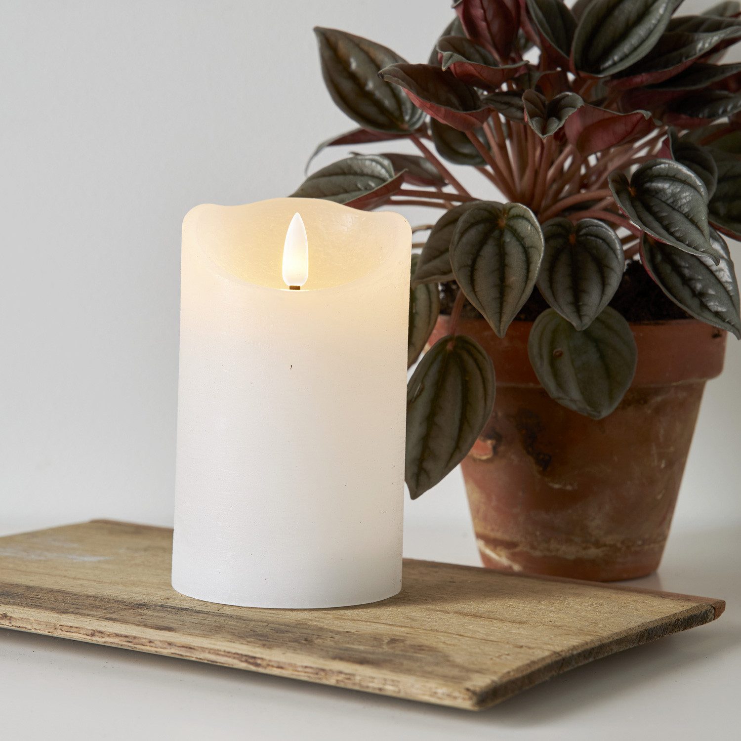 STAR TRADING LED-Kerze Rustik Optik Echtwachs flackernde Flamme H: 12,5cm Timer Batterie weiß, LED Classic, warmweiß (2100K bis 3000K)