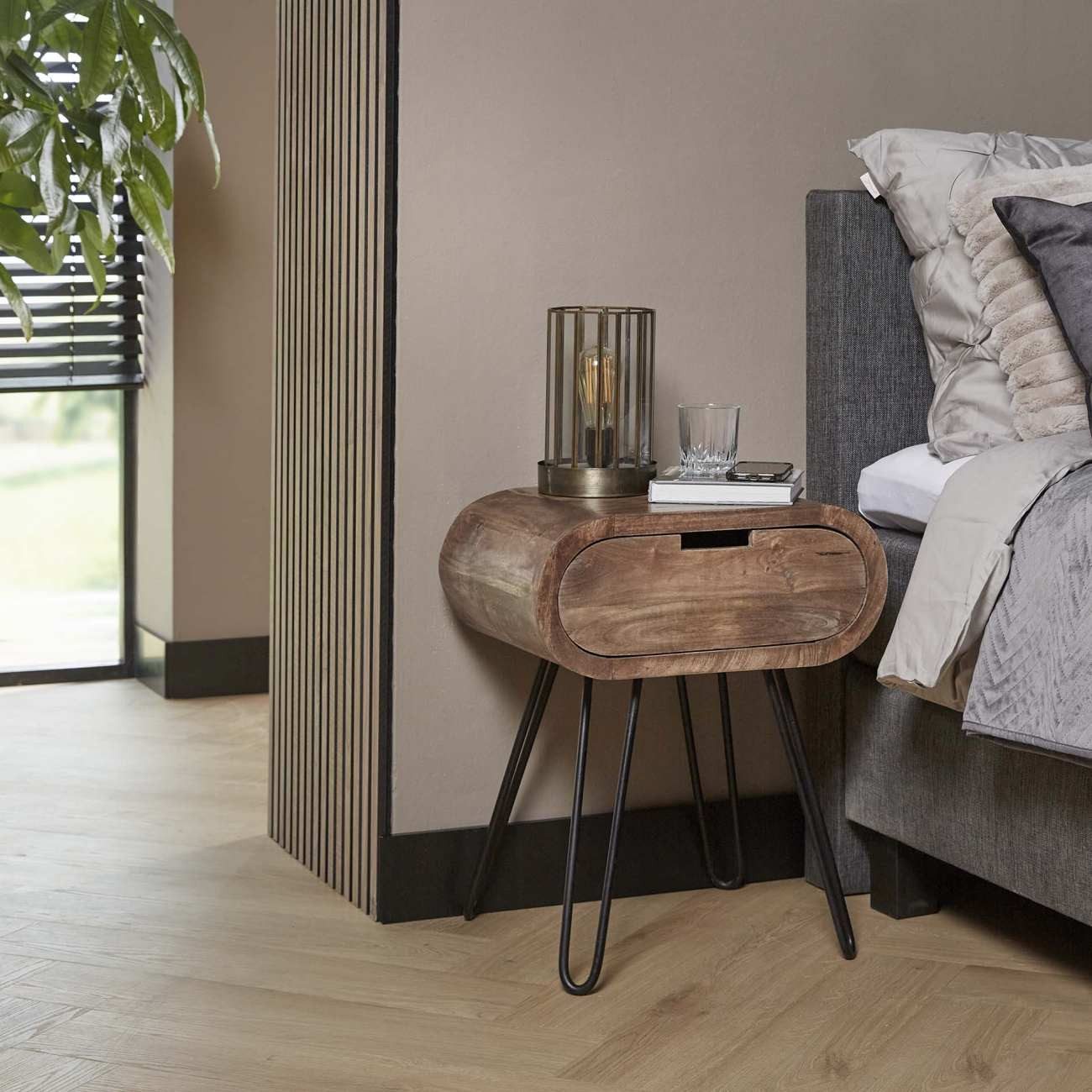 Feeling4Home Nachttisch Kavay - Mangoholz massiv Braun, mit Schublade, Abgerundetes Design mit Haarnadelbeinen
