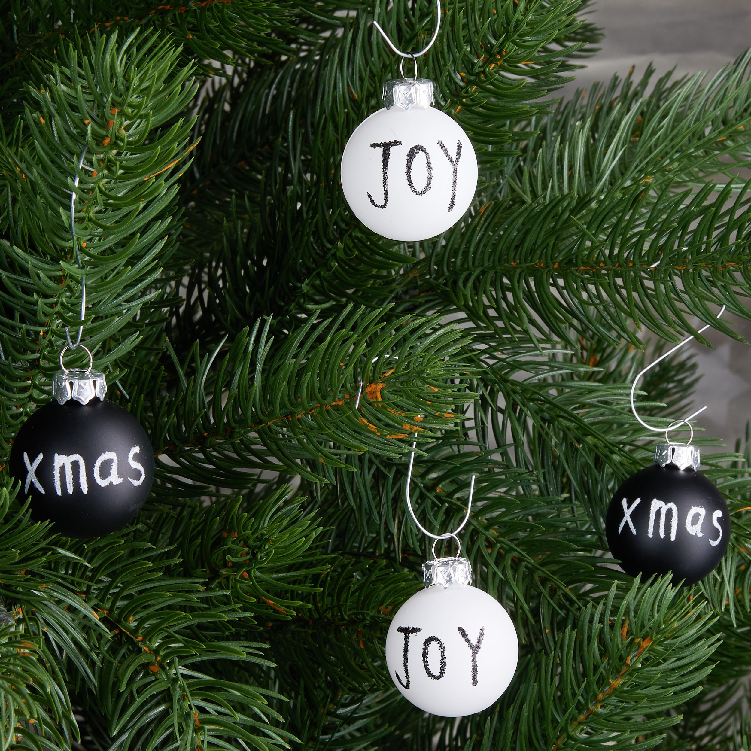 BRUBAKER Weihnachtsbaumkugel 24-teiliges Set Weihnachtskugeln Joy & Xmas - 3 cm Mini Baumkugeln (24 St), für Weihnachtsbaum - Handbemalter Christbaumschmuck Kugeln
