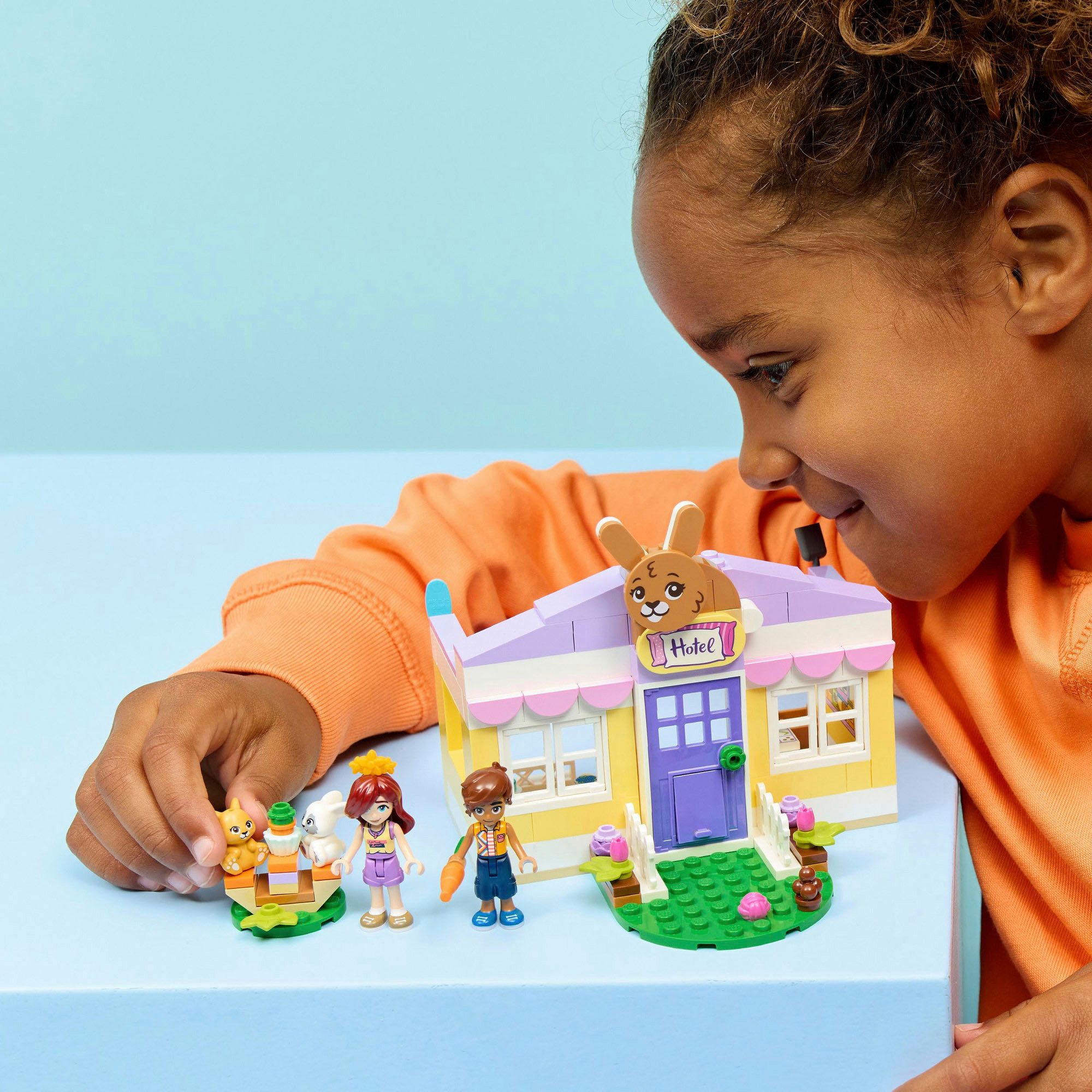 LEGO® Heartlake City Hasenhotel (42679), LEGO Friends Konstruktionsspielsteine, (161 St), Made in Europe – Bild 2 von 5