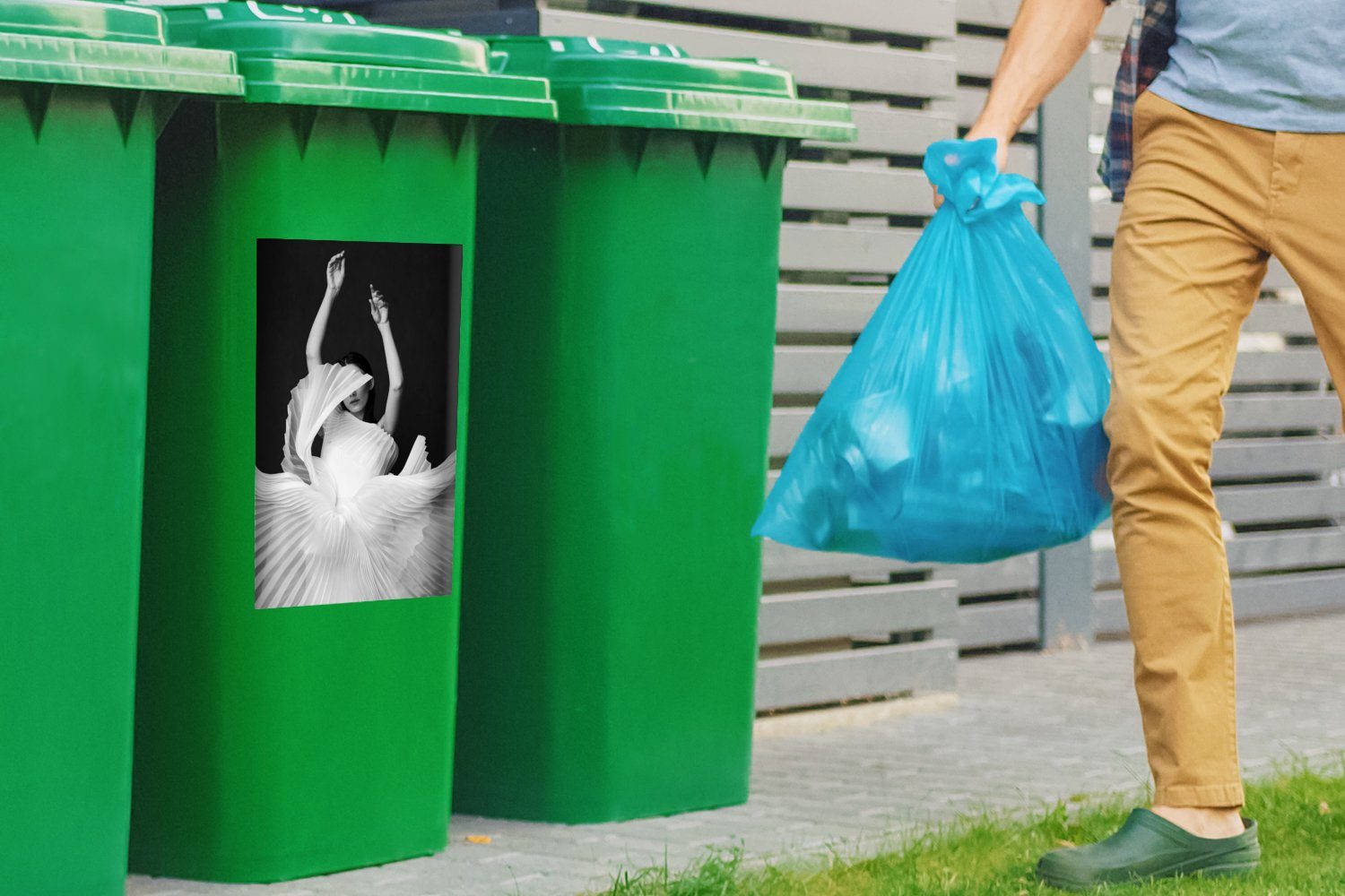 MuchoWow Wandsticker Frau - Kleid Abfalbehälter Sticker, Schwarz Porträt und (1 St), - Mülltonne, weiß - Tanz - Mülleimer-aufkleber, Container