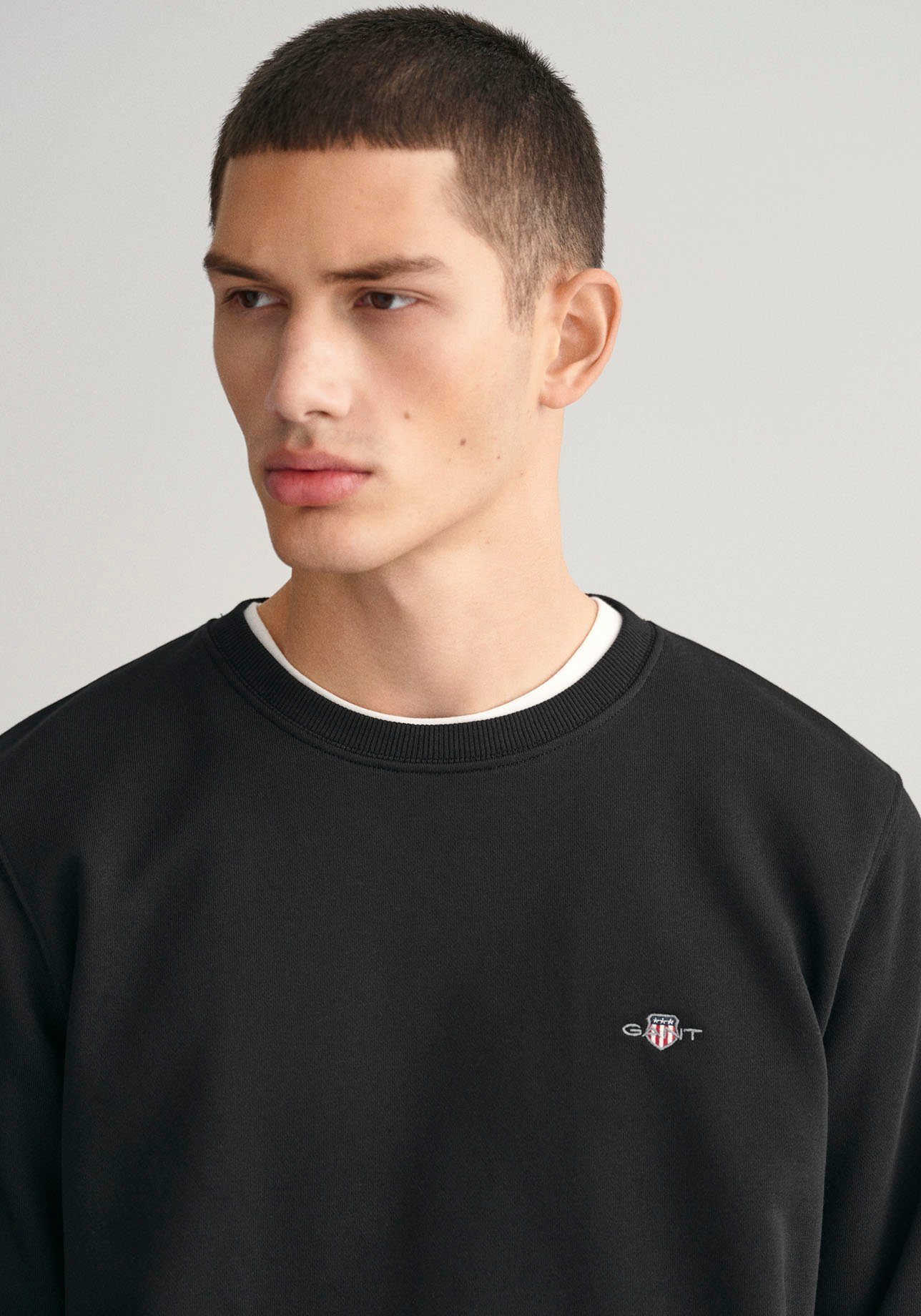 C-NECK Sweatshirt SWEAT black REG Brust Logostickerei der Gant auf SHIELD mit