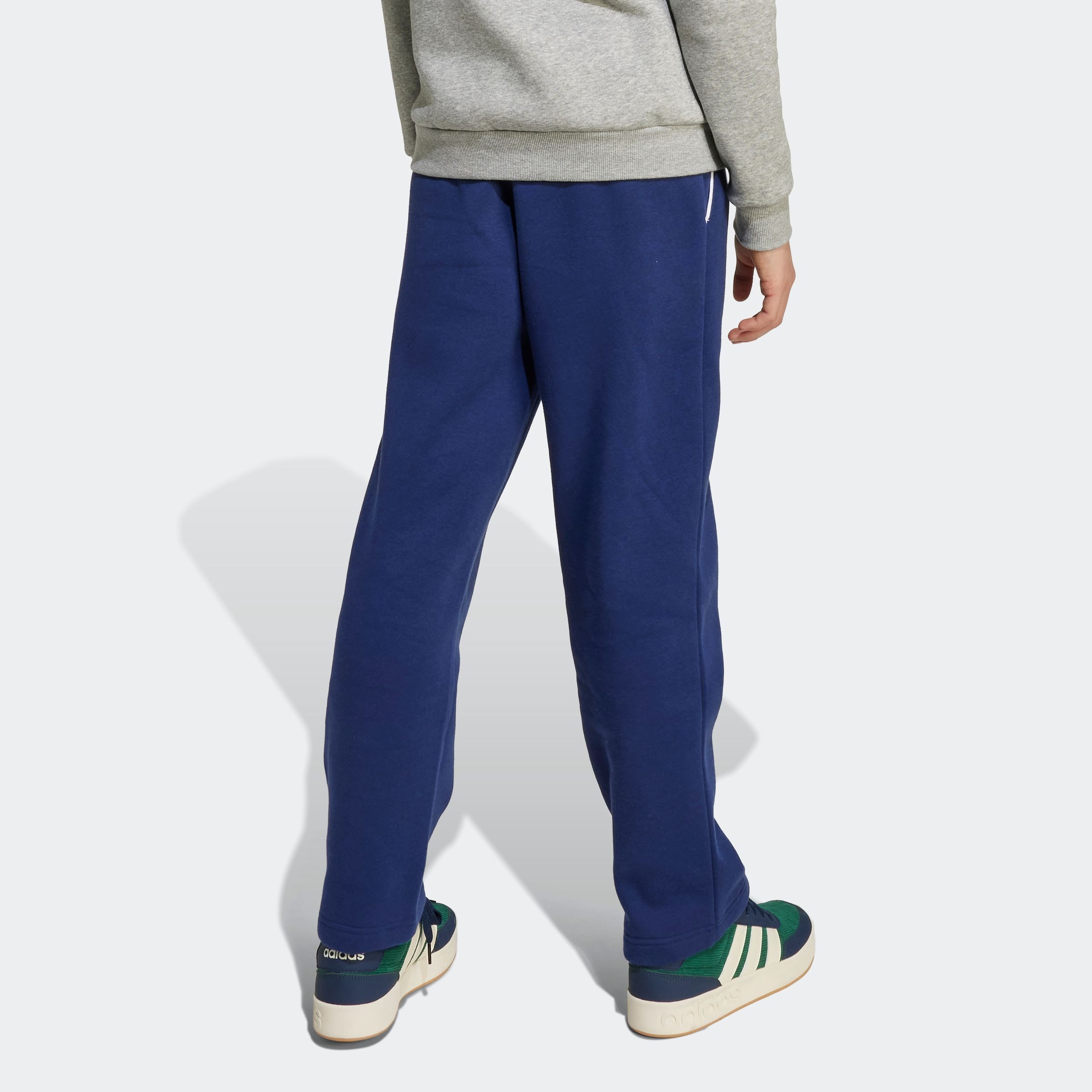 adidas Sportswear Sporthose SAISON ESSENTIALS COLLEGE TYPOGRAPHIE KINDER für Kinder und Teens, sportlicher Stil, mit Seitentaschen