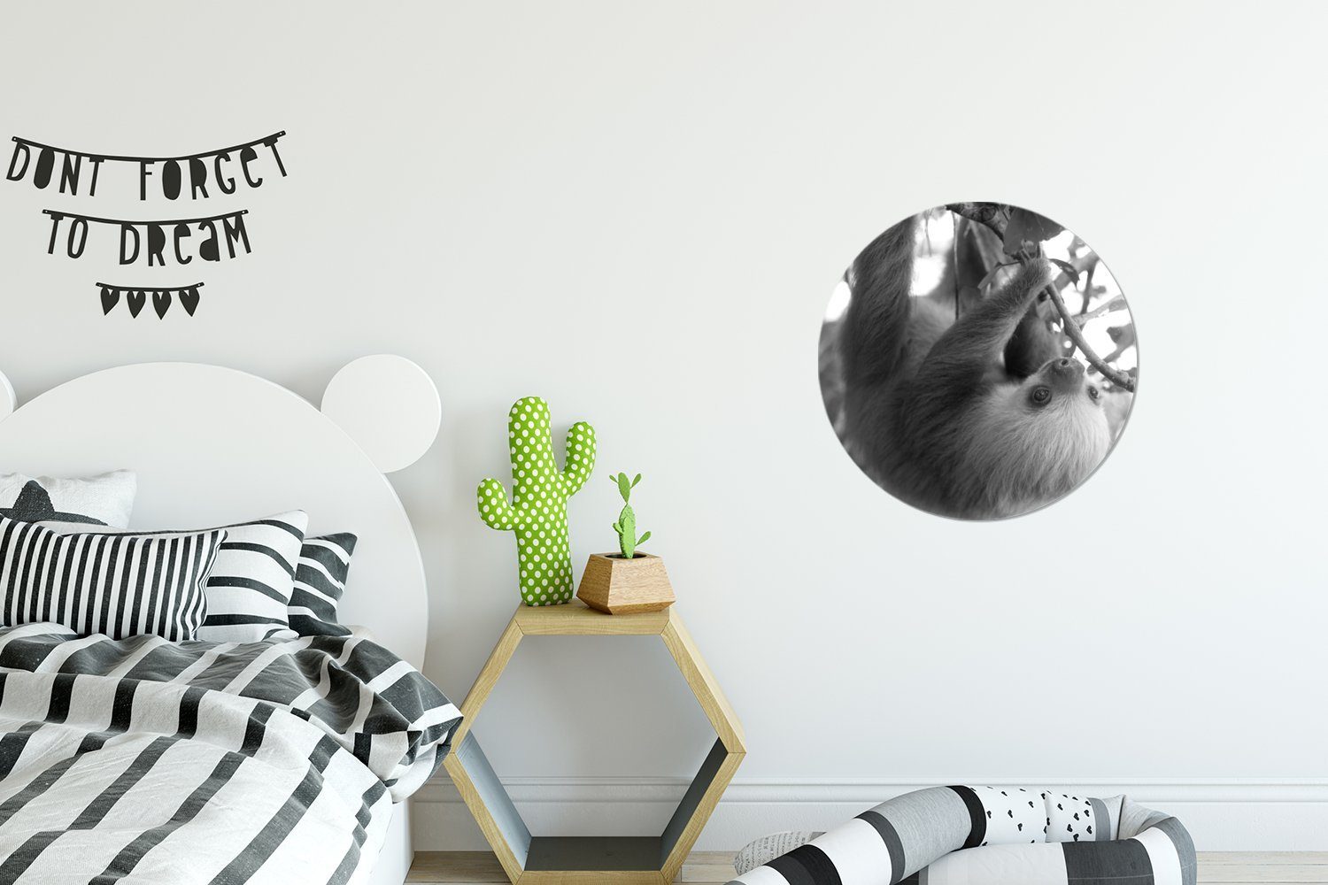 Wohnzimmer Regenwald schwarz-weiß Rund, Tapetenaufkleber, in Kinderzimmer, (1 Rica im Tapetenkreis Costa Wandsticker Babyfaultier für von MuchoWow St),