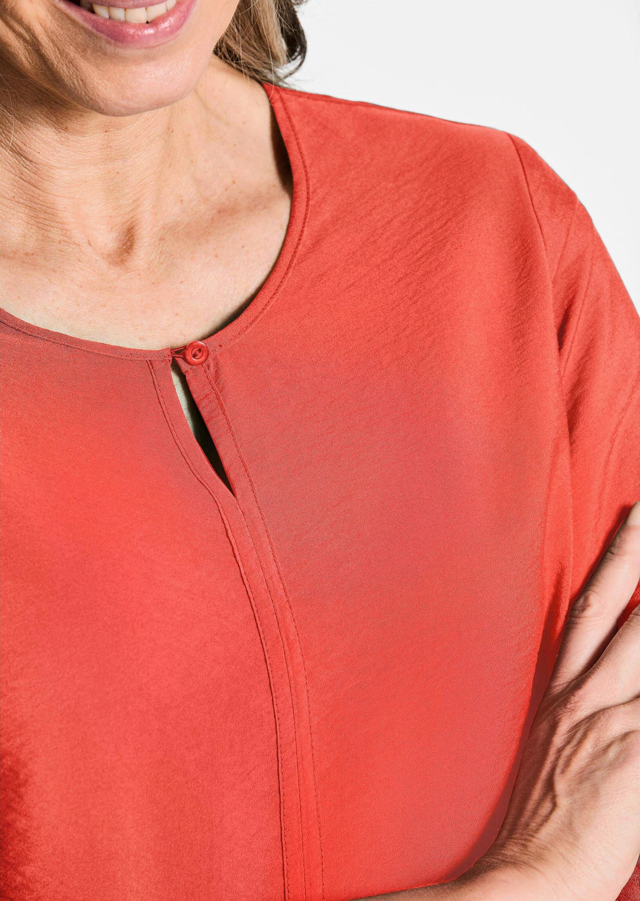 GOLDNER Schlupfbluse Viskosebluse mit 3/4-Ärmeln, Rundhals Strukturierte Bluse mit Halbarm und Ziernaht